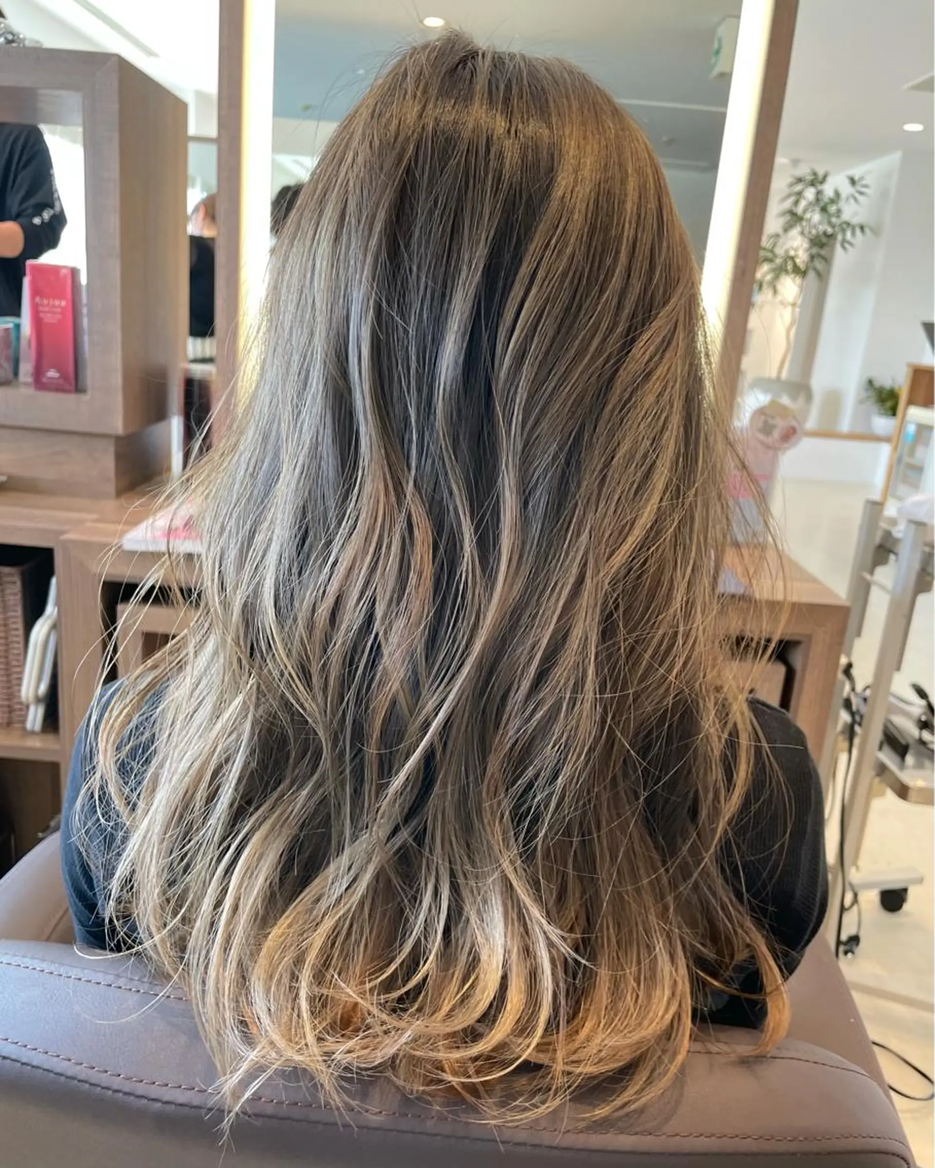 セミロング カラー バレイヤージュ レイヤーカット カット ヘアカラー トリートメント tricca  AVEDA所属・Ishii Tsuyoshiのヘアスタイル