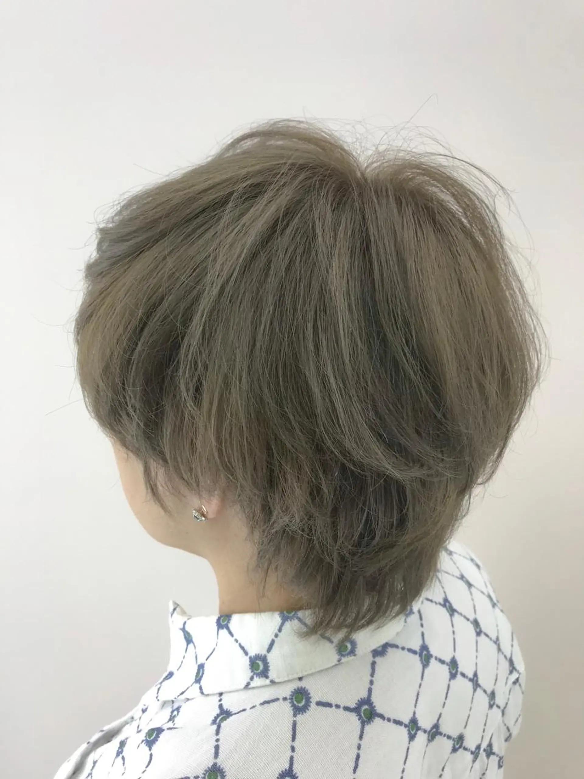 ショート カラー ヘアアレンジ ブリーチ 透明感カラー ブリーチなしカラー シアーベージュニスト 🥣大石亜里紗のヘアスタイル