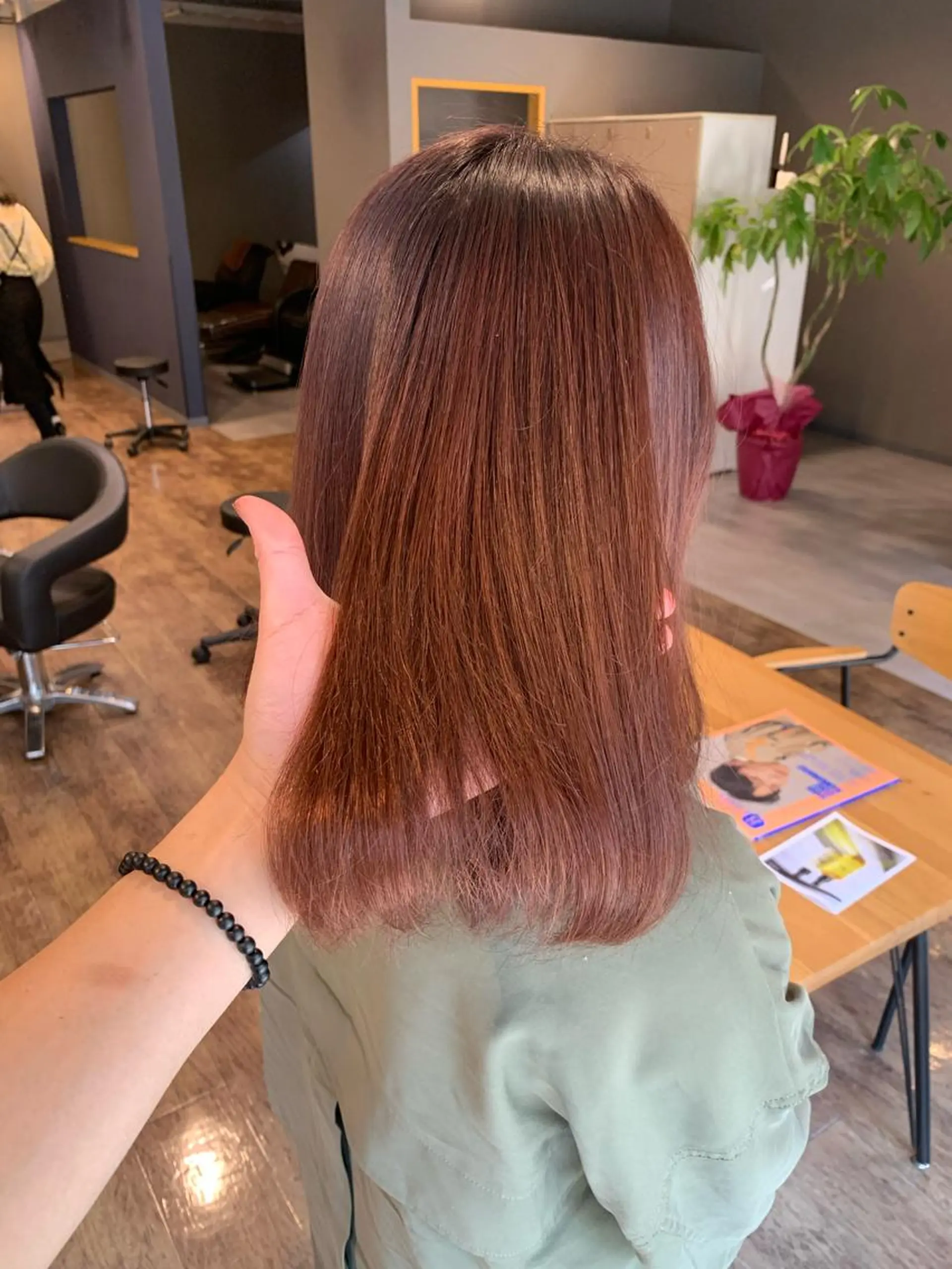 ミディアム カラー カシス ピンクカラー カット ヘアカラー 縮毛矯正 トリートメント ＳＨＵ ＮＴＡのヘアスタイル