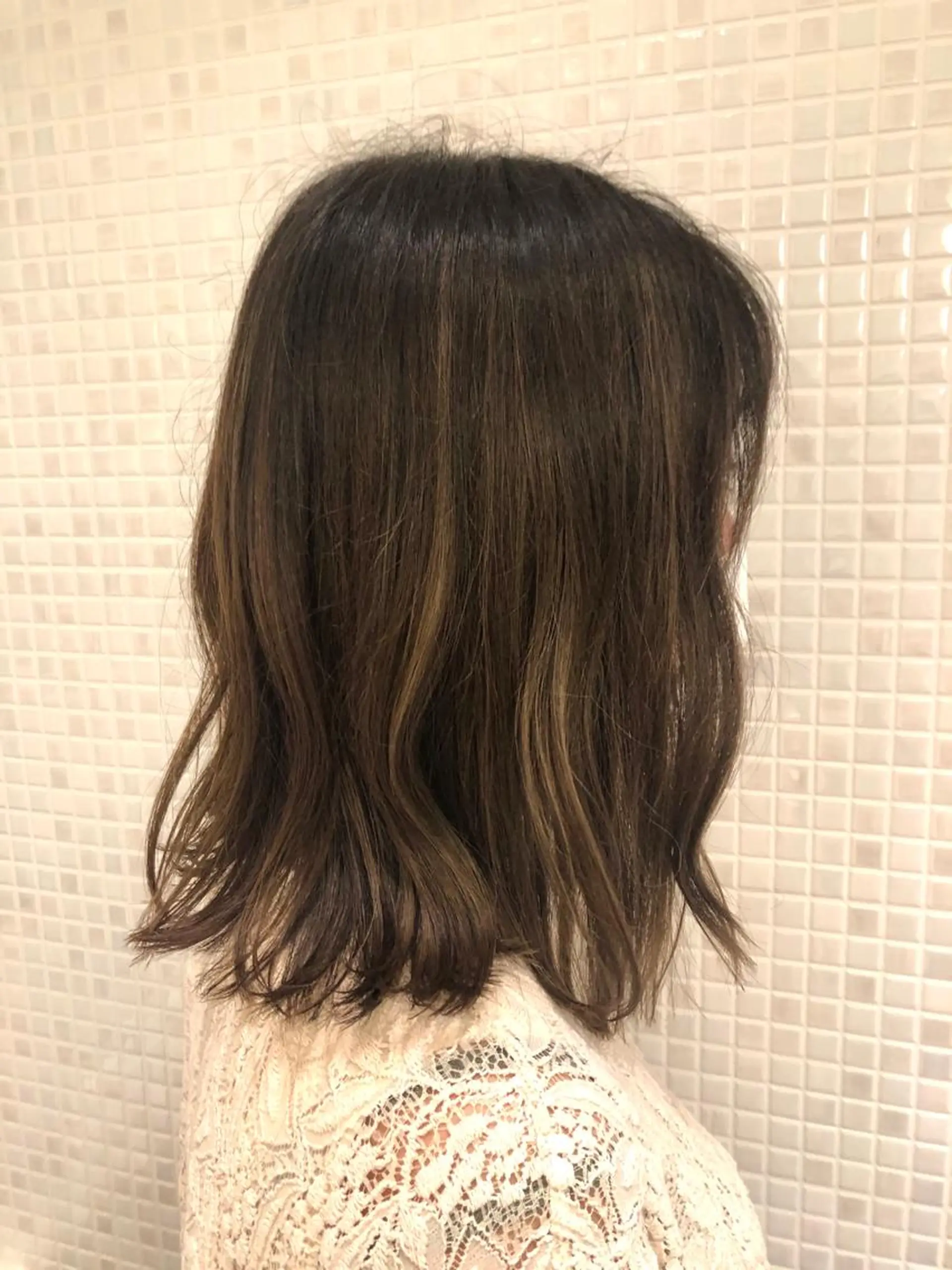 ミディアム カラー 岩谷 愛依のヘアスタイル