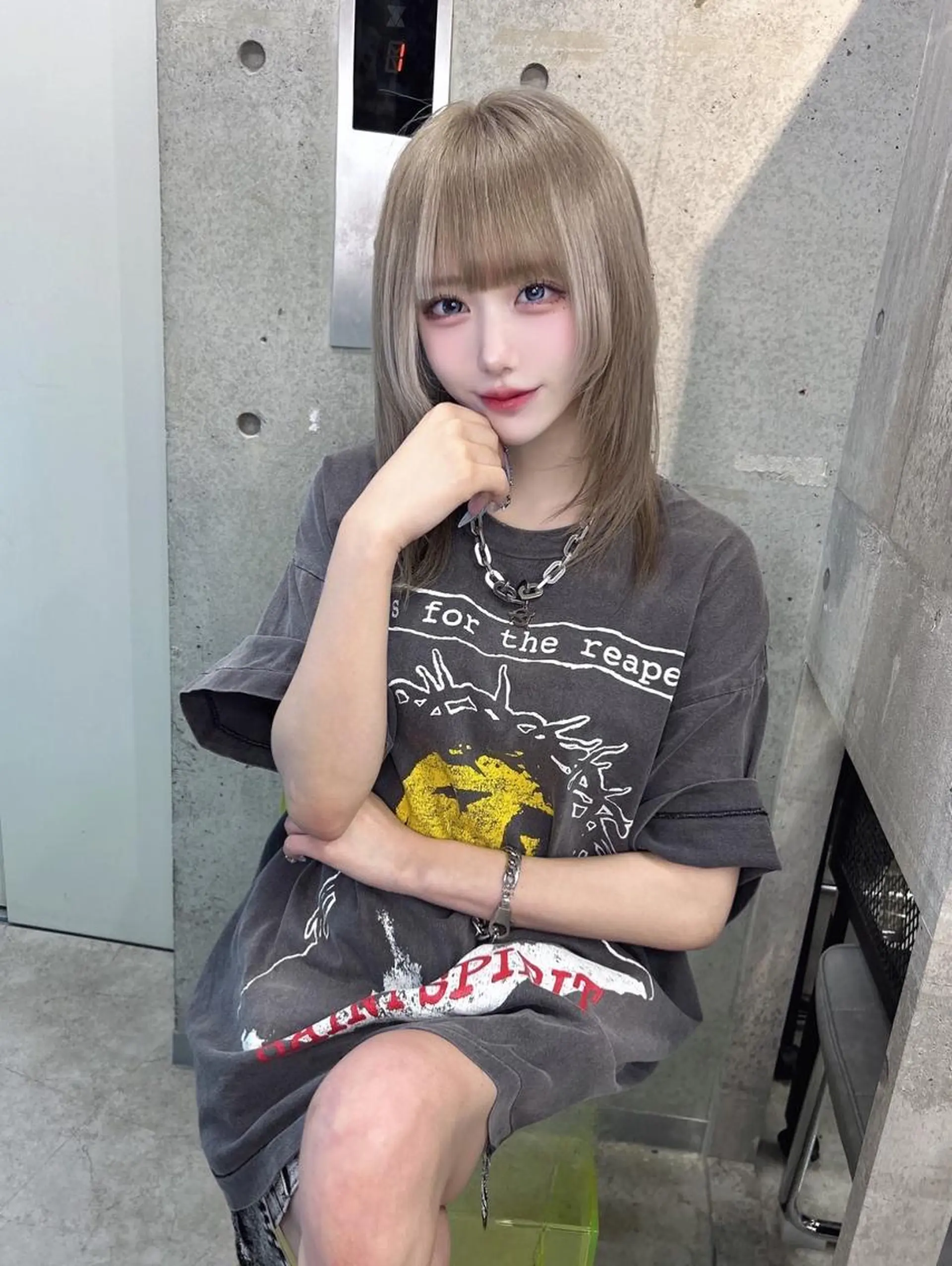 ロング カラー シールエクステ ブリーチ ハイトーンカラー エクステ レイヤーカット ホワイト&レイヤーカ ットエクステ長畠俊輔のヘアスタイル