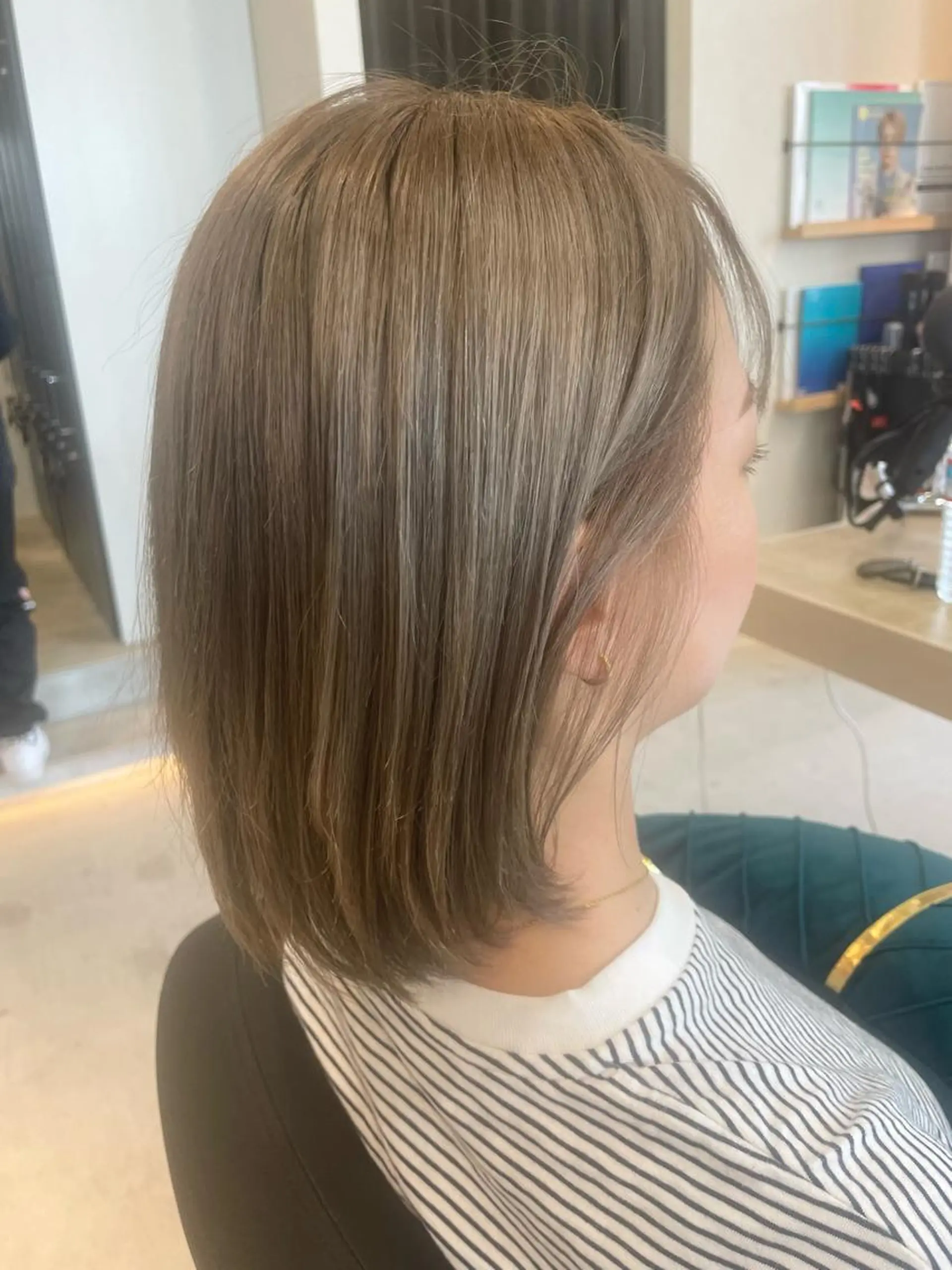 ミディアム カラー グレージュ AKI 🐉のヘアスタイル