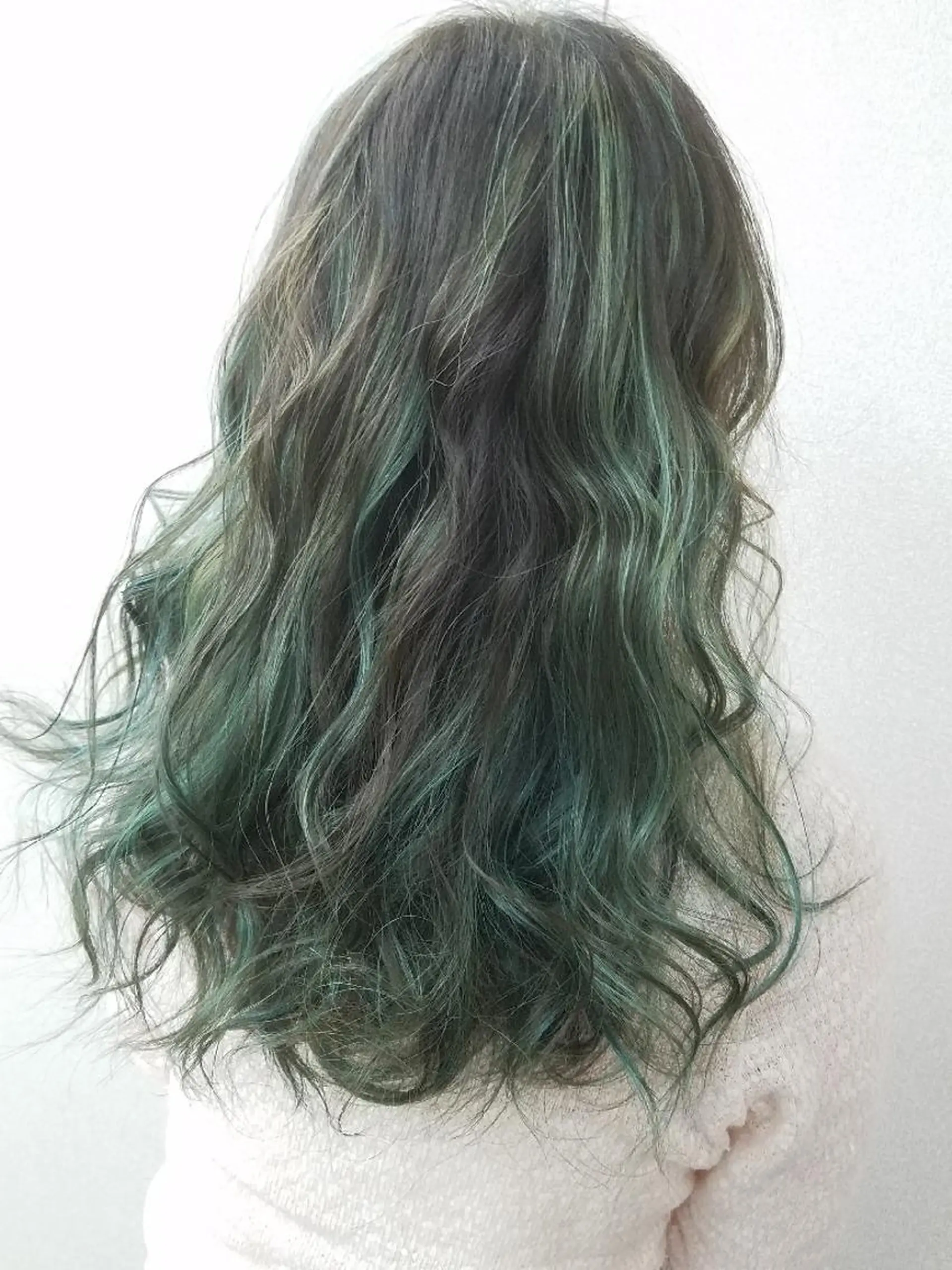 カラー 前田 かおりのヘアスタイル