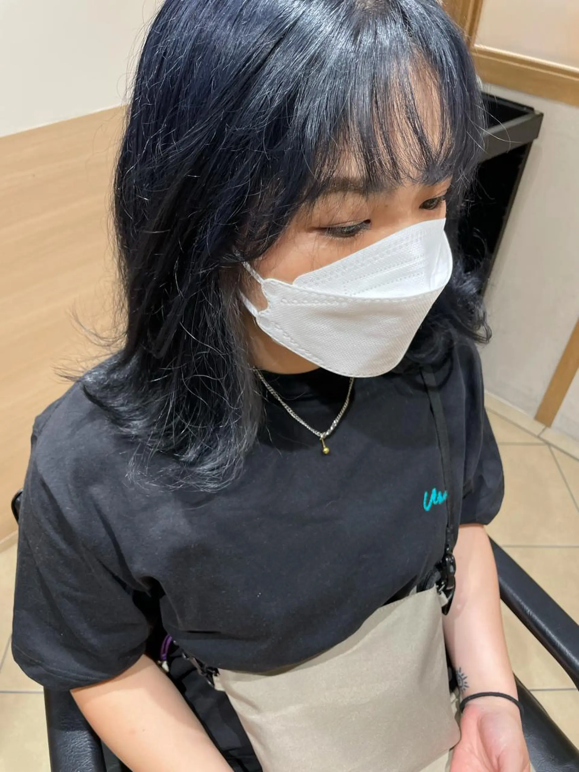 ミディアム カラー ベージュカラー ブリーチ ブルーカラー ハイトーンカラー インナーカラー ヘアカラー 天野 瑠真のヘアスタイル