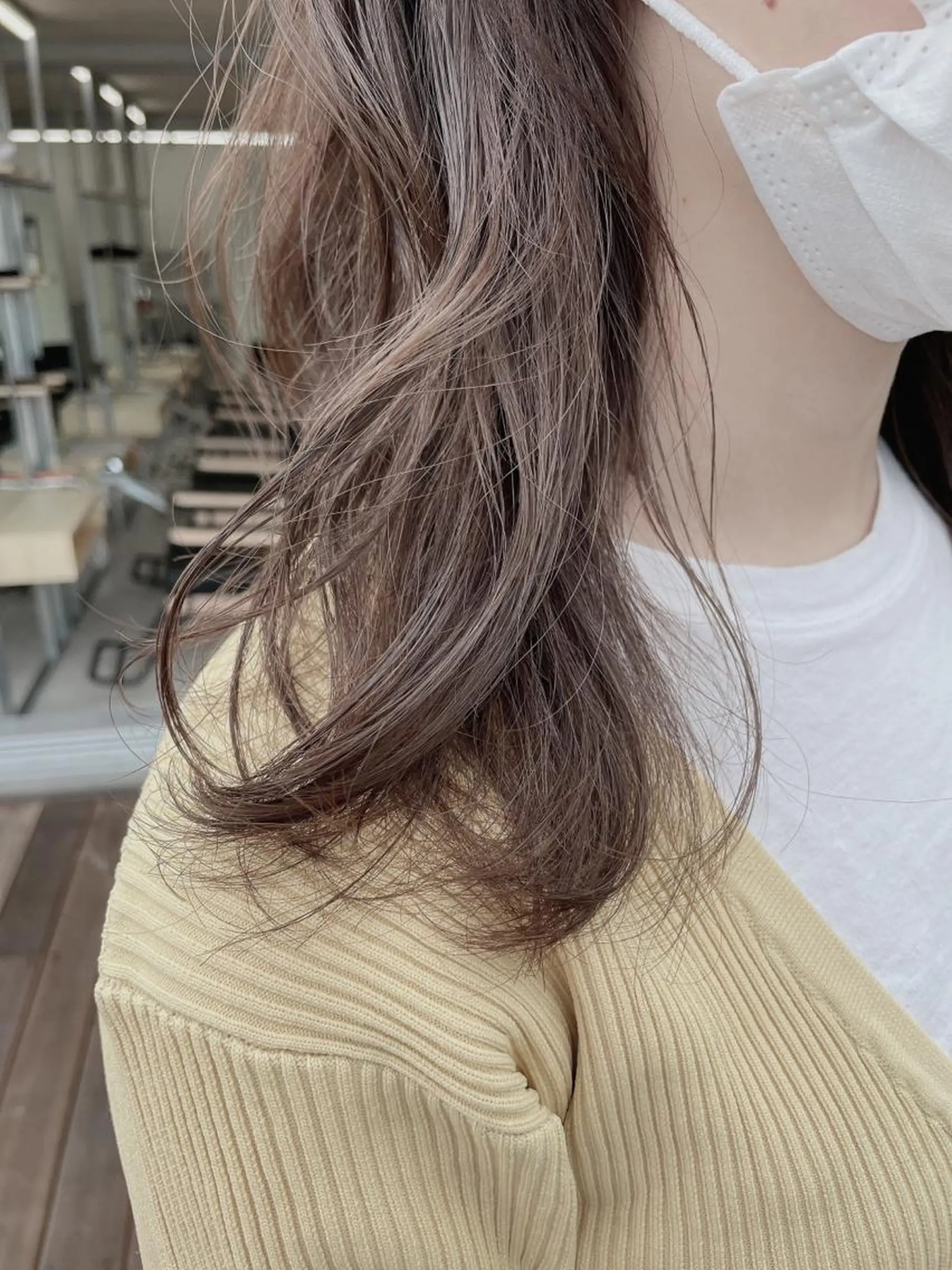ミディアム カラー レイヤーカット 透明感カラーのヘアスタイル