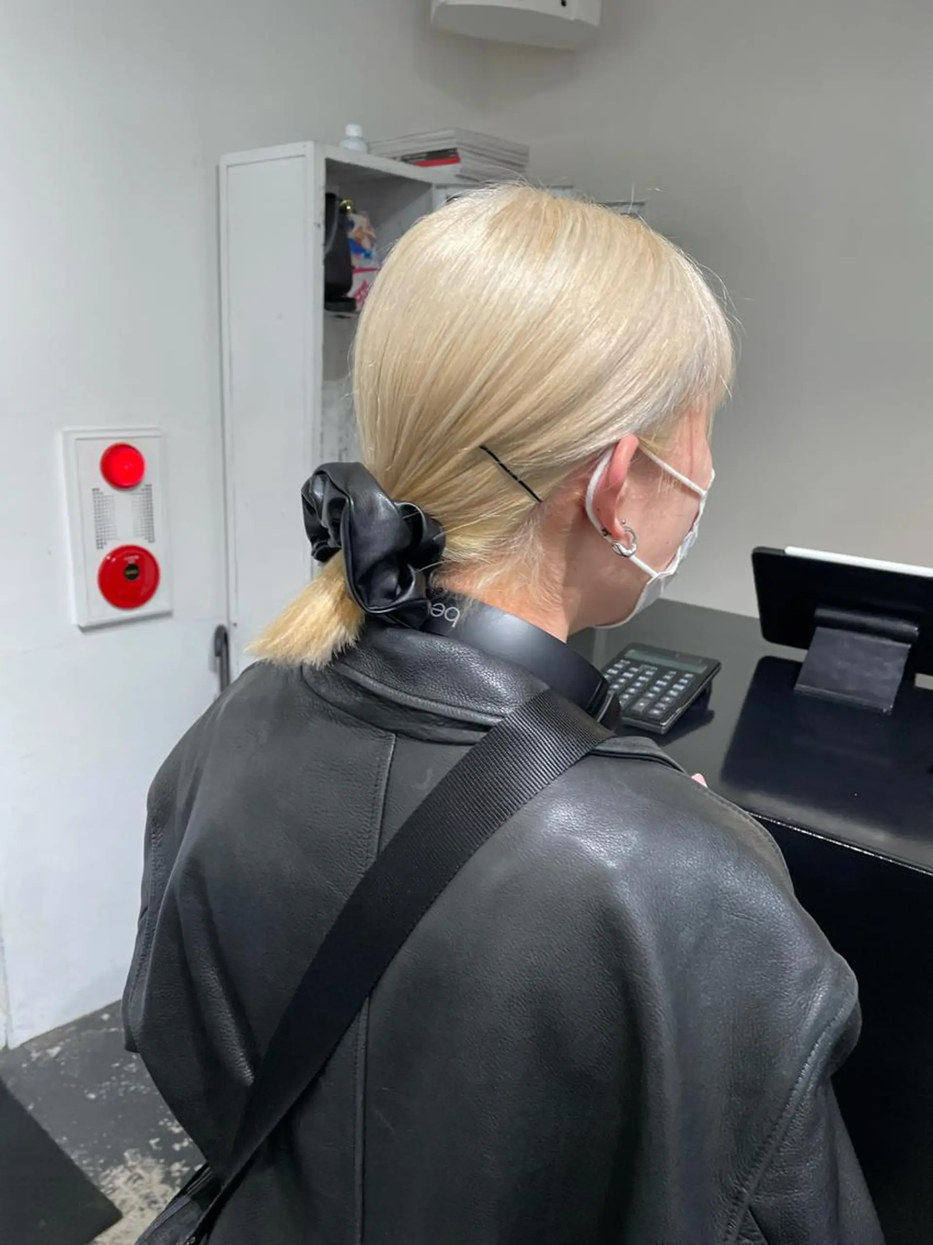 ミディアム カラー ヘアアレンジ ブリーチ 抜きっぱなしブロンド ブロンド カット ヘアカラー トリートメント 艶ハイトーン/ヘア アレンジAYAKAのヘアスタイル