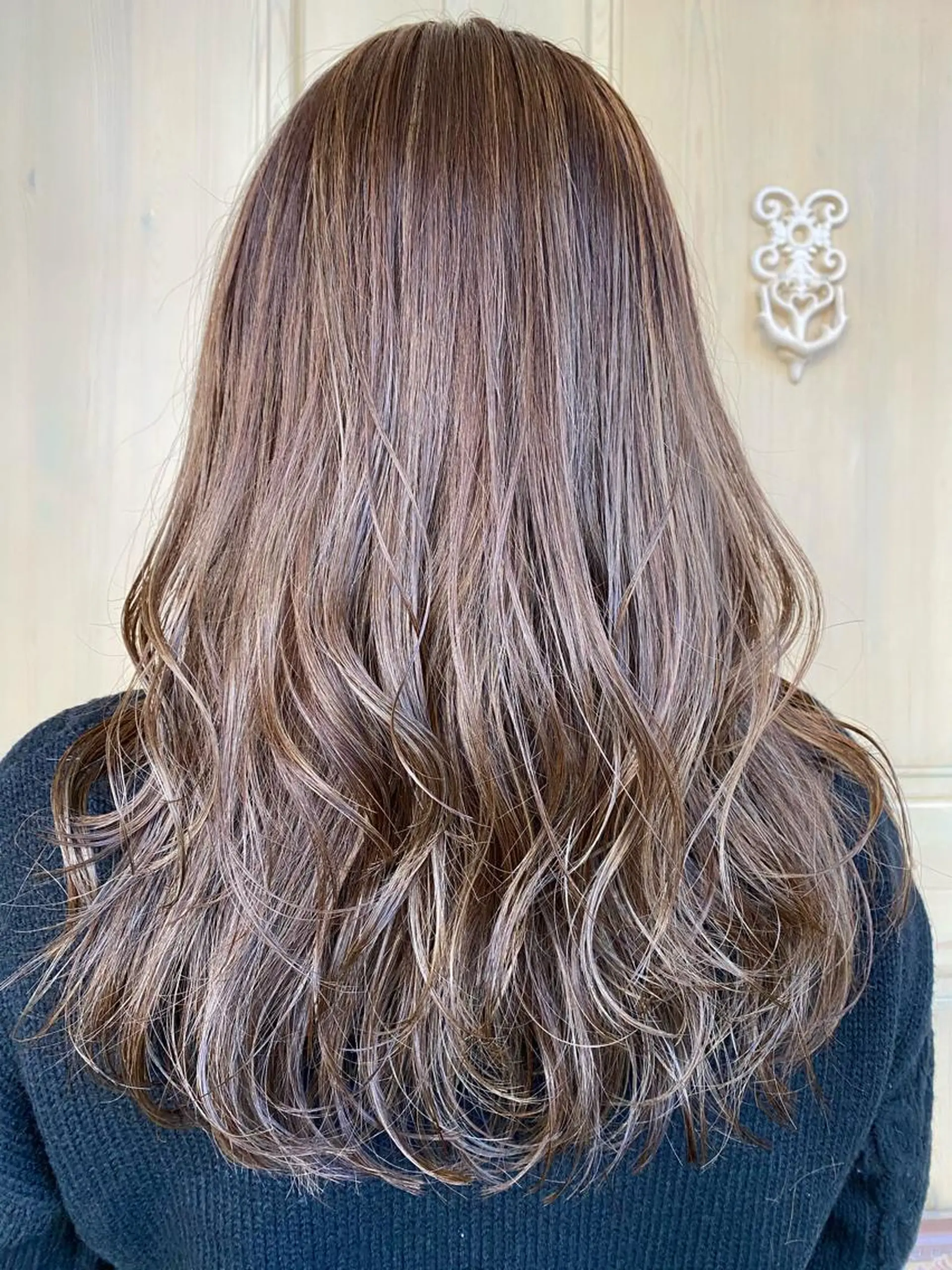ロング カラー グレージュ ハイライトカラー オリーブグレージュ オリーブグレー ハイライト カット ヘアカラー レイヤーカット/ 根本瑠実のヘアスタイル