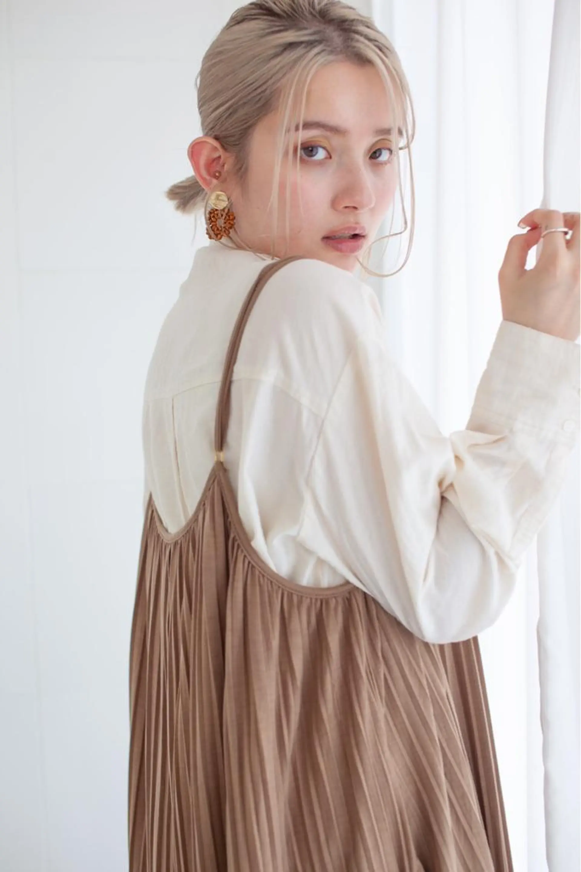 ミディアム カラー ベージュカラー ブリーチ 透明感カラー ミルクティーベージュ ヘアカラー 福島成美/髪質改善 縮毛矯正/カラーのヘアスタイル