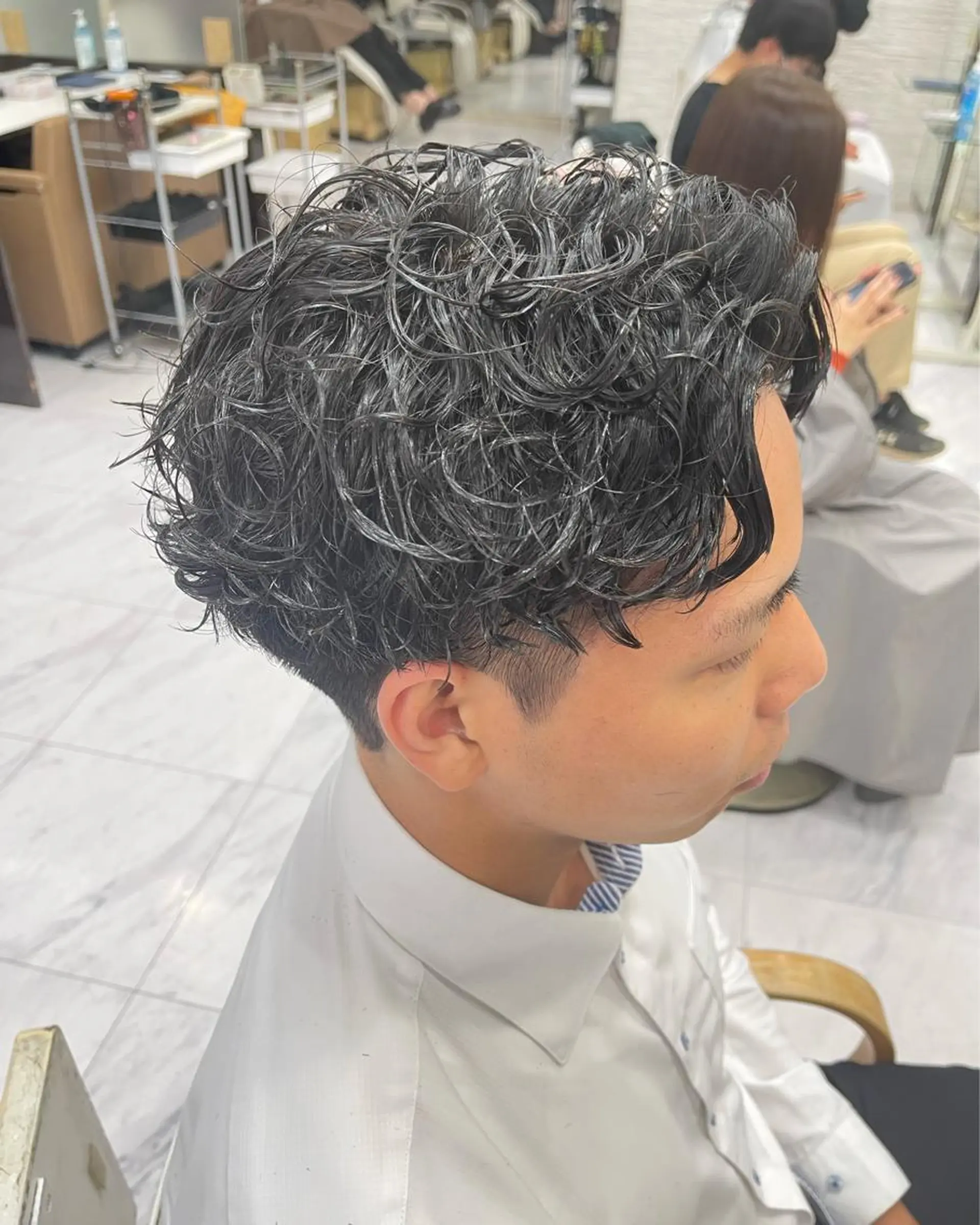 ショート パーマ メンズ センターパート メンズパーマ スパイラルパーマ 🌻メンズカット 落合諒🌻のヘアスタイル