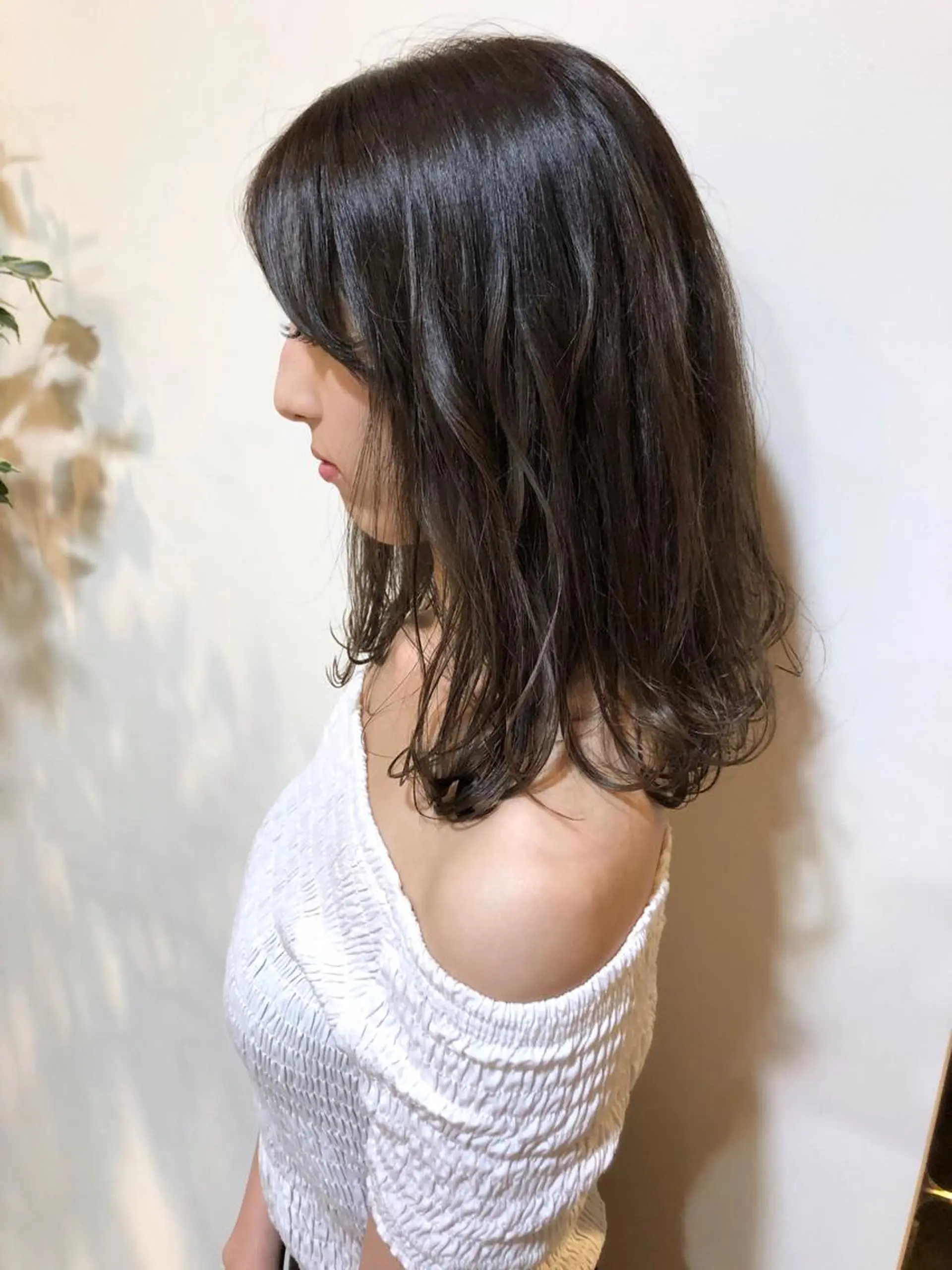 ミディアム MIOベージュカラー 柔らかいカラーのヘアスタイル