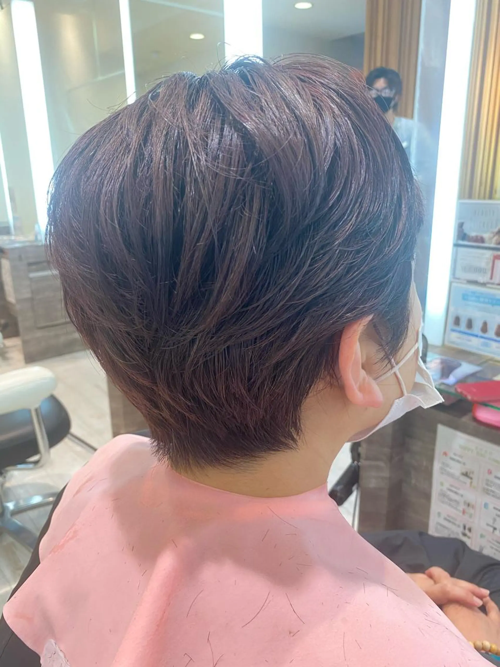 ショート カラー ブラウンカラー ピンクカラー ピンクブラウン 小顔レイヤー/ ベージュ🤍Rieのヘアスタイル