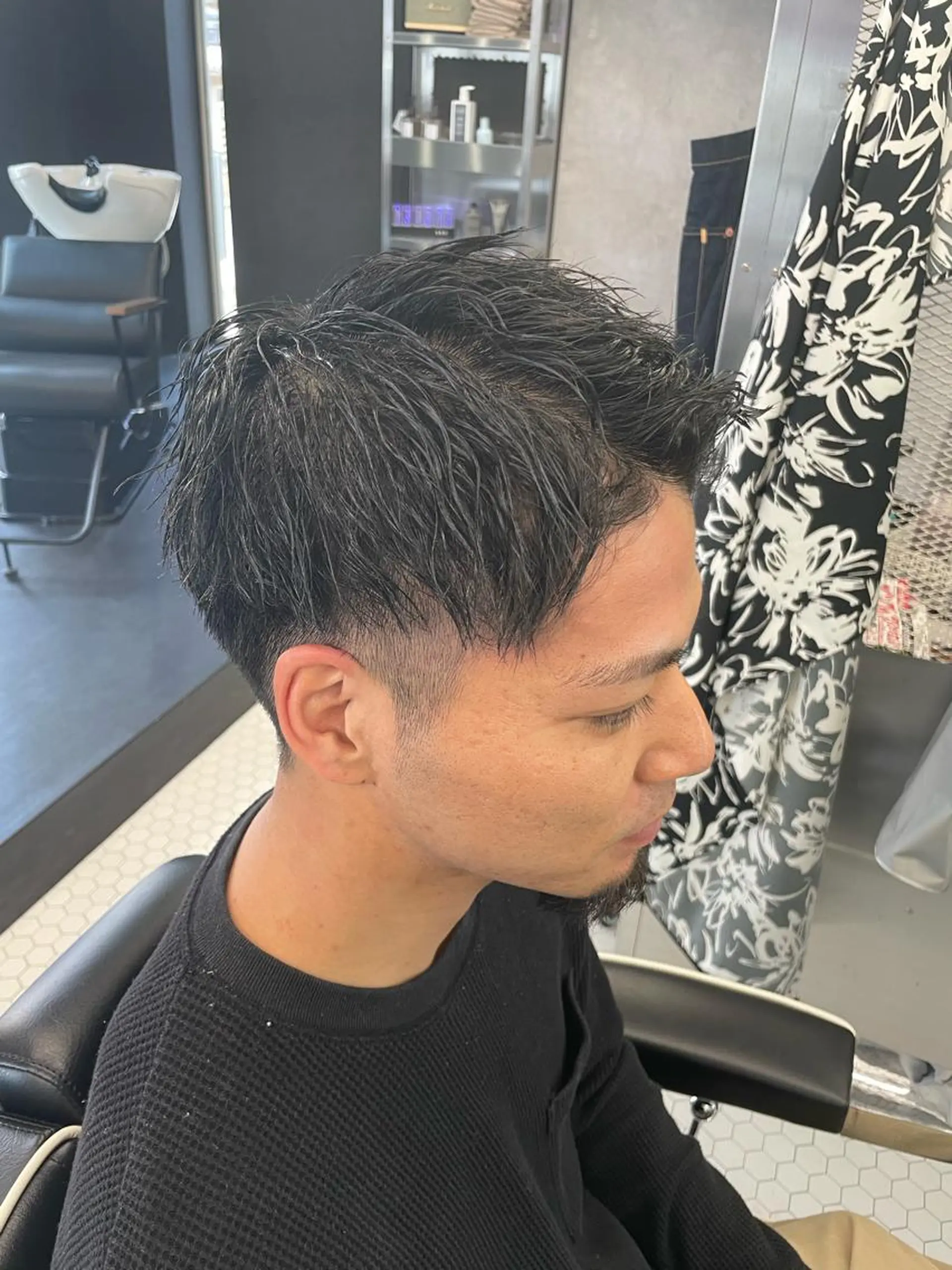 ショート カラー パーマ メンズ メンズバレイヤージュ メンズブリーチ ビジネス センターパート ダウンパーマ メンズ専門美容室 /久徳大輝のヘアスタイル