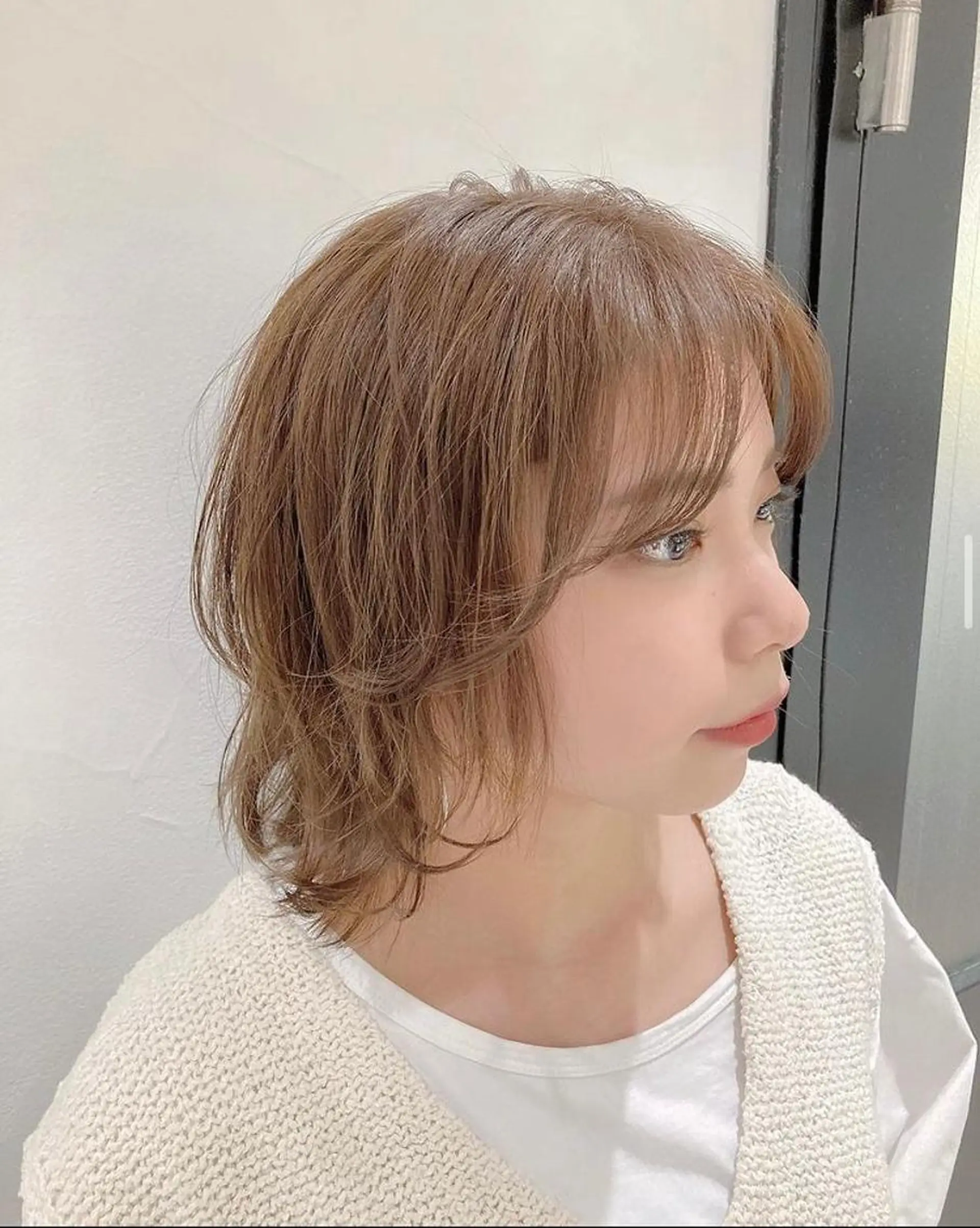 ショート カラー ヘアアレンジ くせ毛 顔周りカット 天使の羽バング・フェザーバング レイヤーカット 外ハネヘア エグチ アキラのヘアスタイル