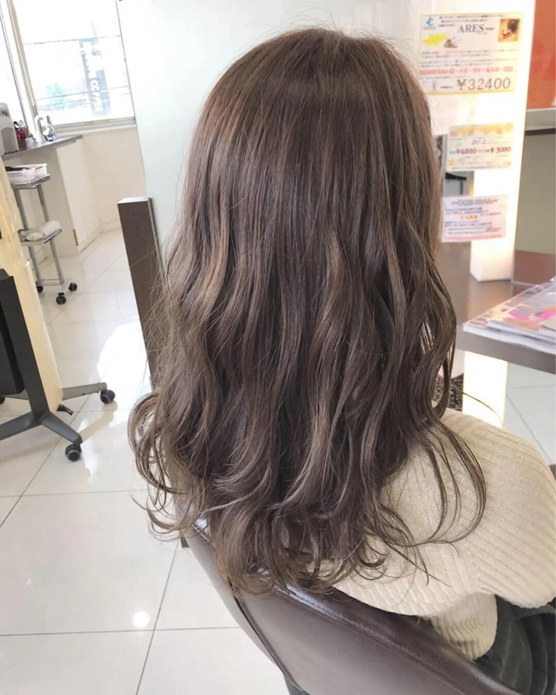 セミロング カラー アッシュ 透明感カラー ハイライトカラー ミルクティーアッシュ ハイライト 🟦メンズパーマ🟦 横浜駅｜小上馬淳司のヘアスタイル