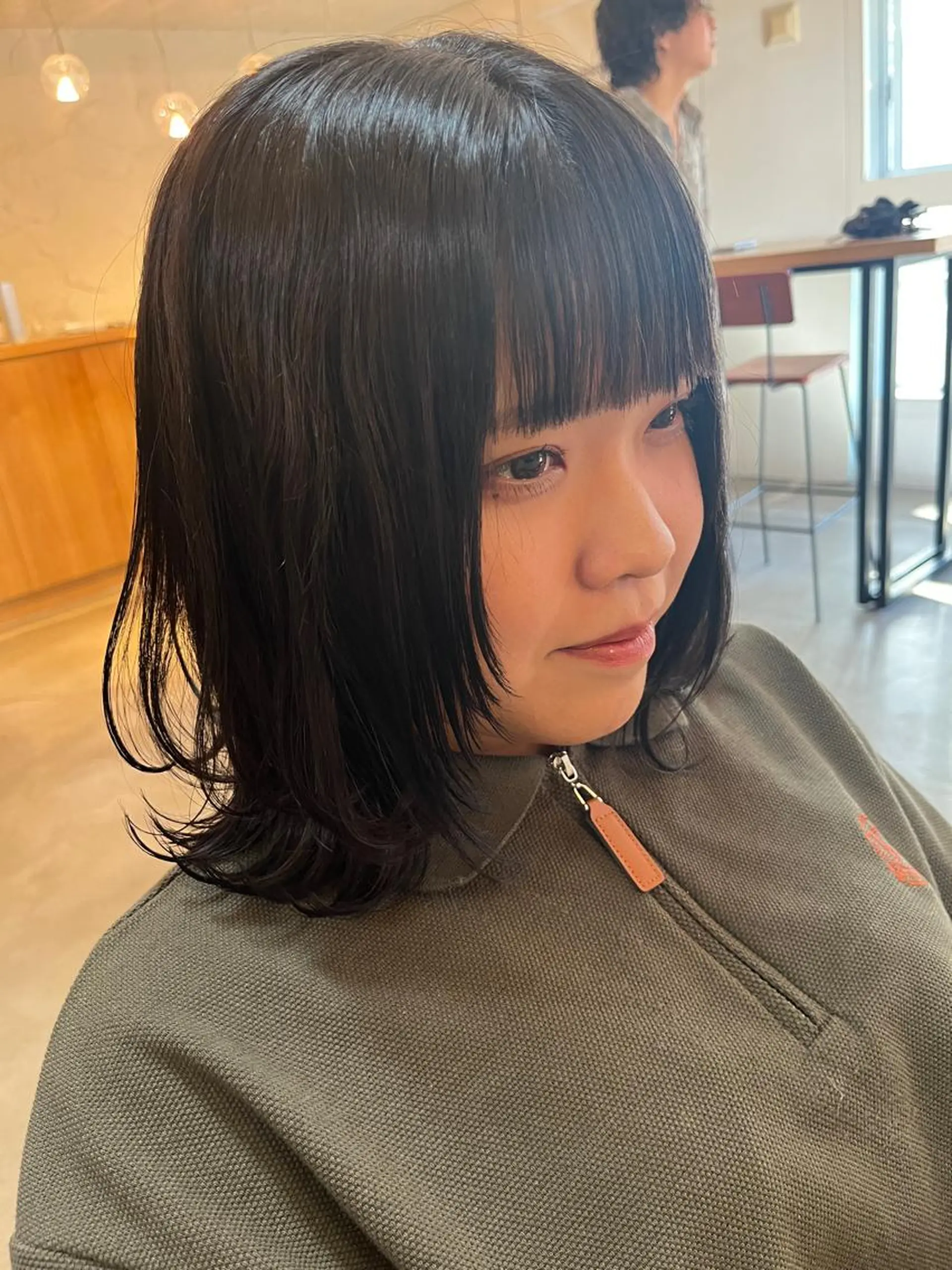 ミディアム 顔まわりレイヤー 顔周りカット レイヤーカット 三品 早妃のヘアスタイル