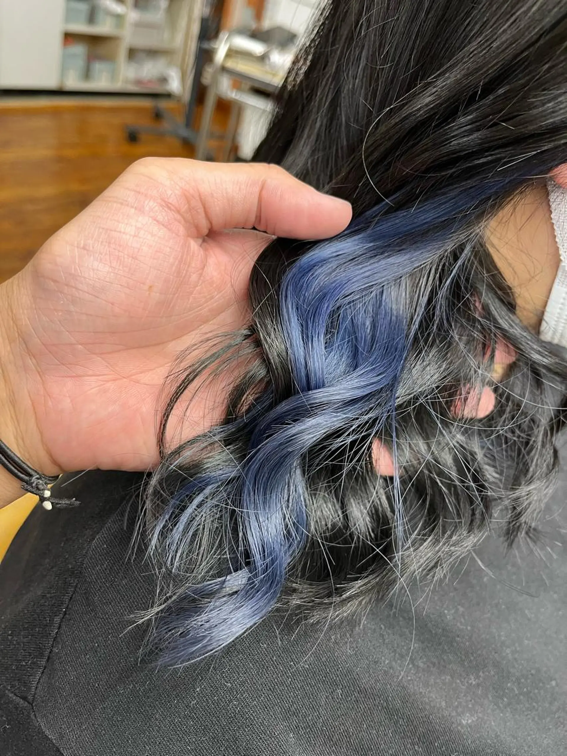ミディアム カラー 黒髪 ブルーカラー ブルーブラック イヤリングカラー ヘアカラー トリートメント 大坪 拓斗のヘアスタイル