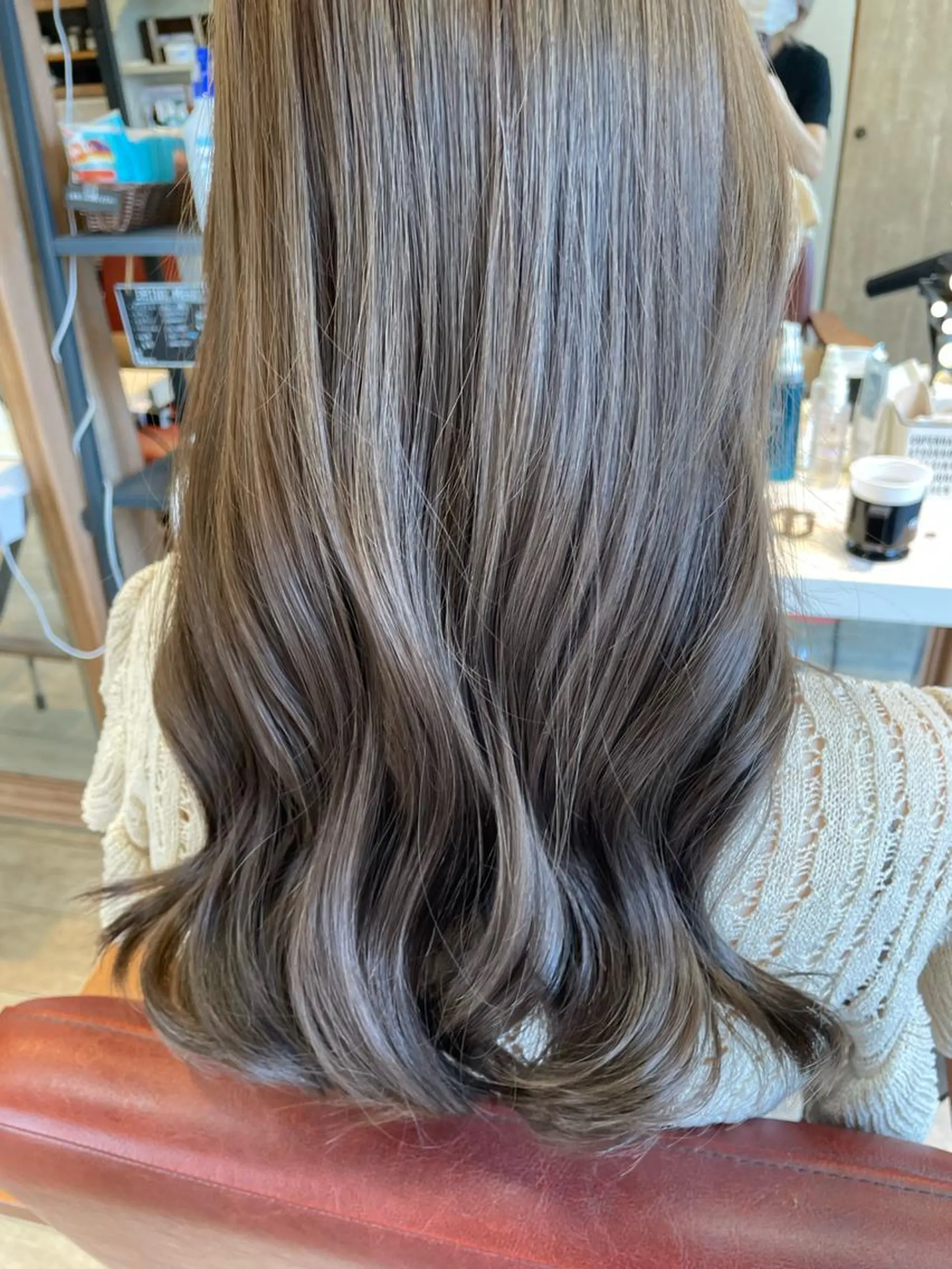 ロング カラー グレージュ LOG/所属・なりたいを叶えます! 出口 紗依のヘアスタイル