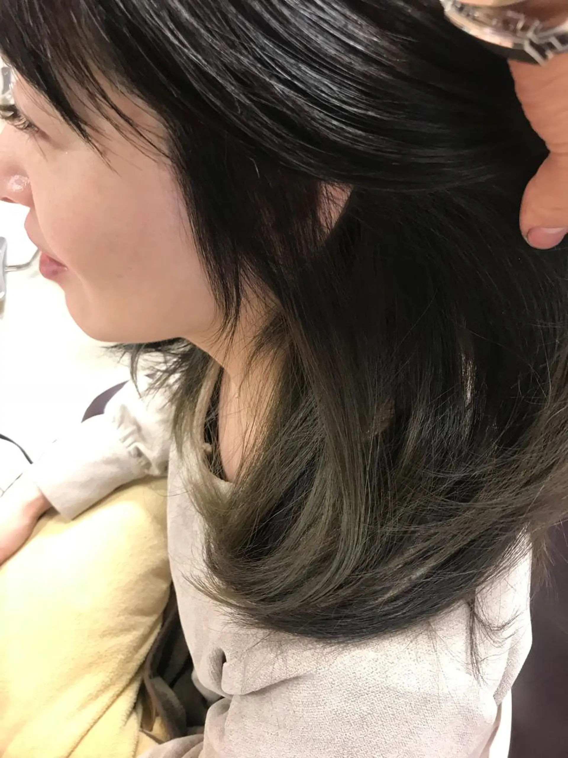 セミロング カラー グラデーションカラー グレージュ インナーカラー ササキ トモコのヘアスタイル