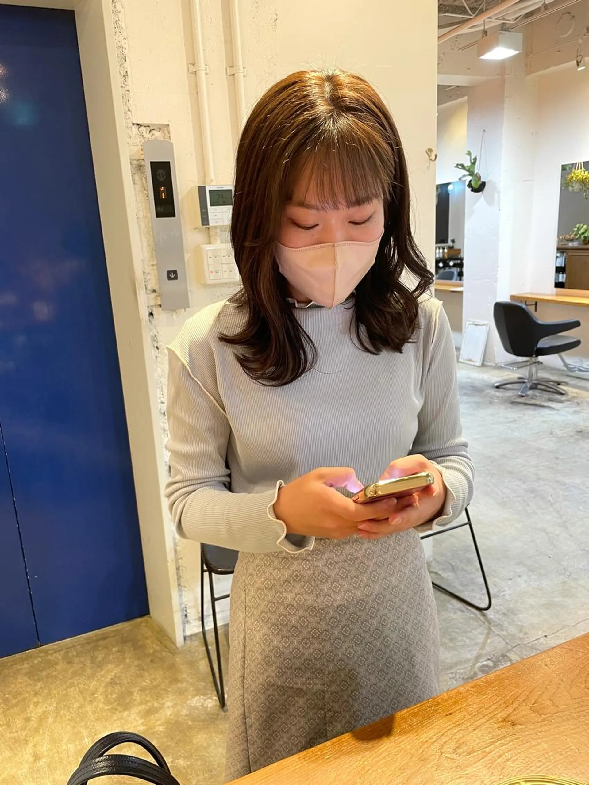 セミロング カラー アッシュ カット ヘアカラー トリートメント MIOベージュカラー 柔らかいカラーのヘアスタイル