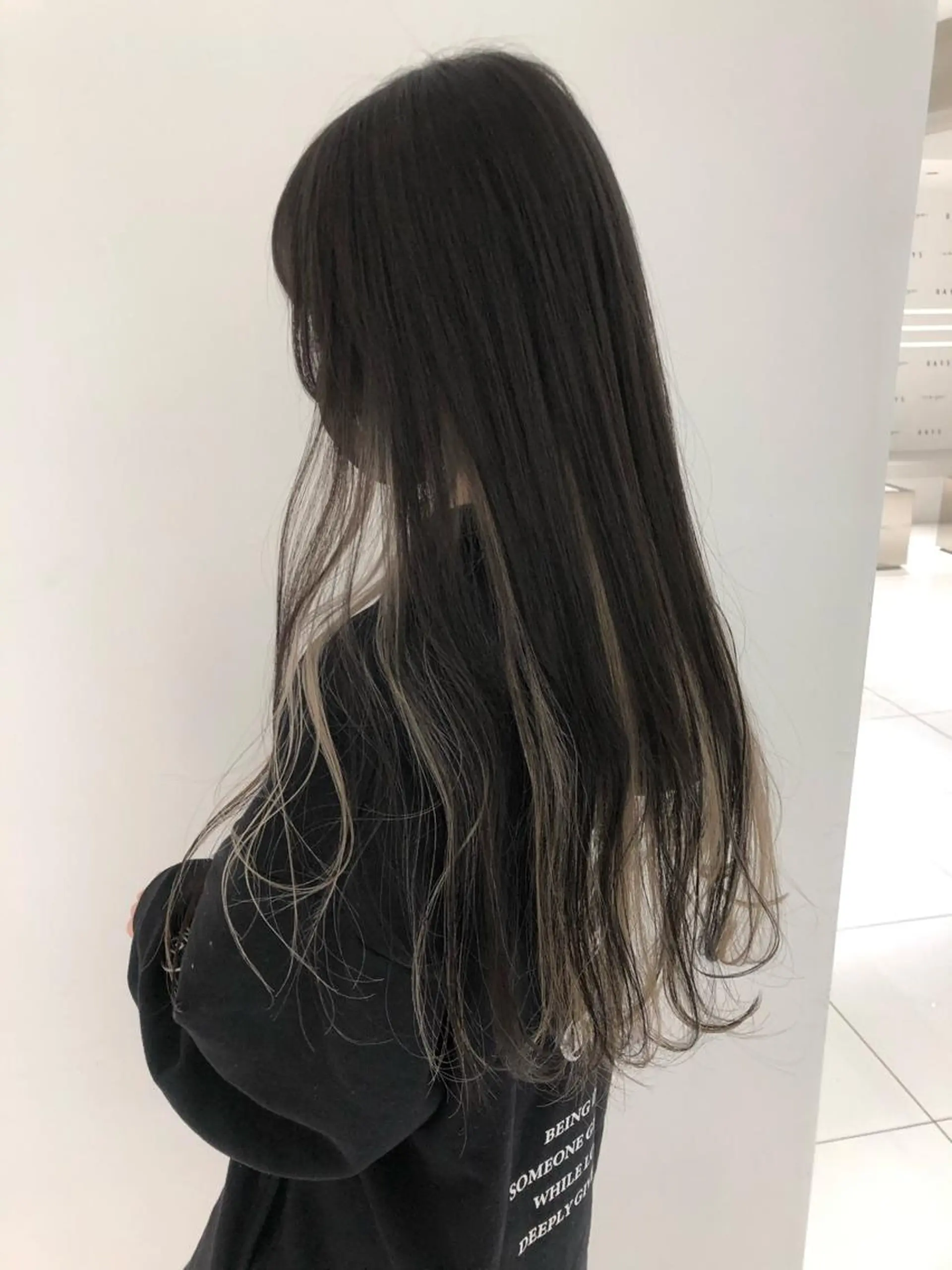 ロング カラー インナーカラー 古屋 花織のヘアスタイル