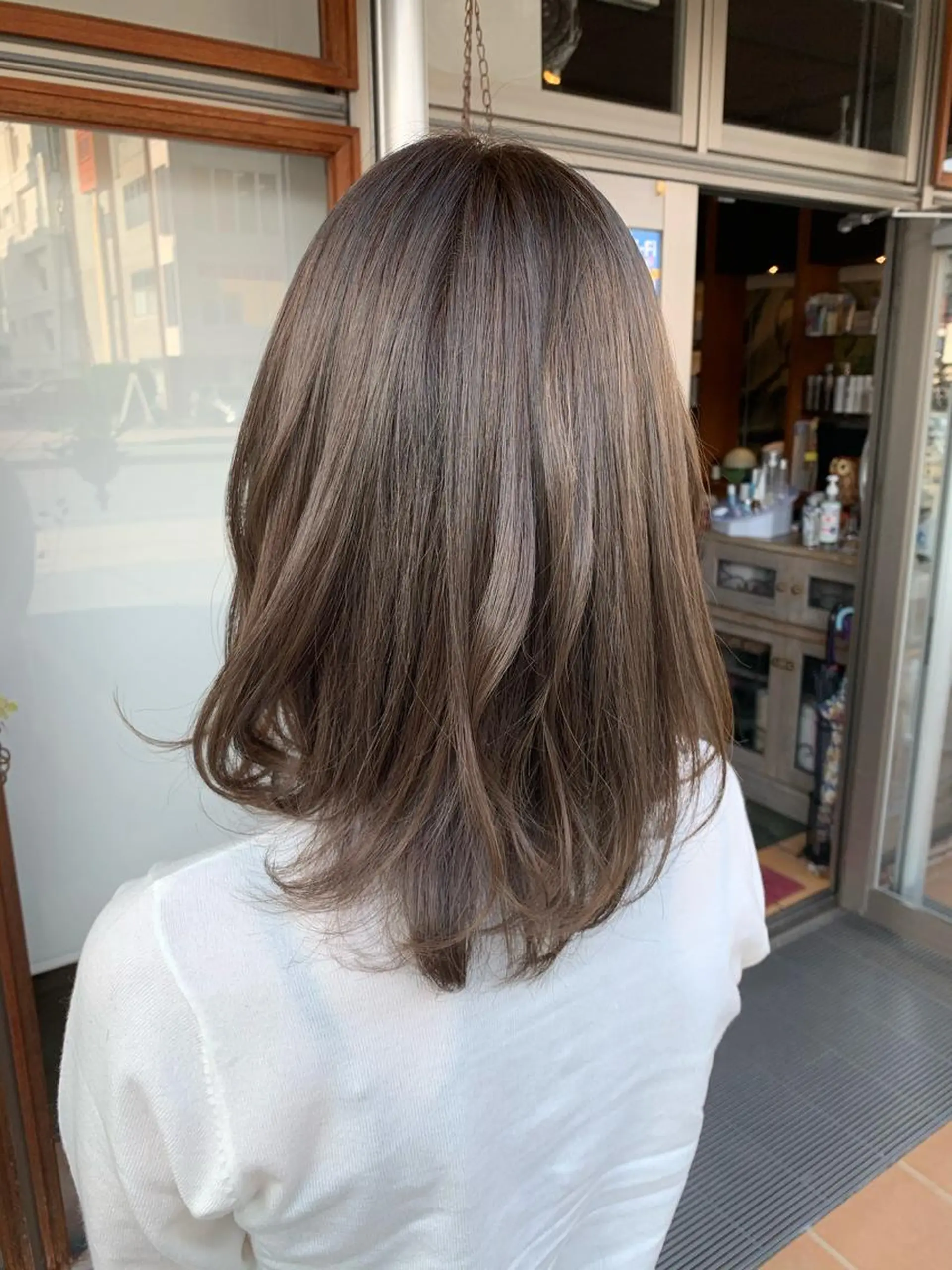 セミロング カラー 屋比久 一樹のヘアスタイル