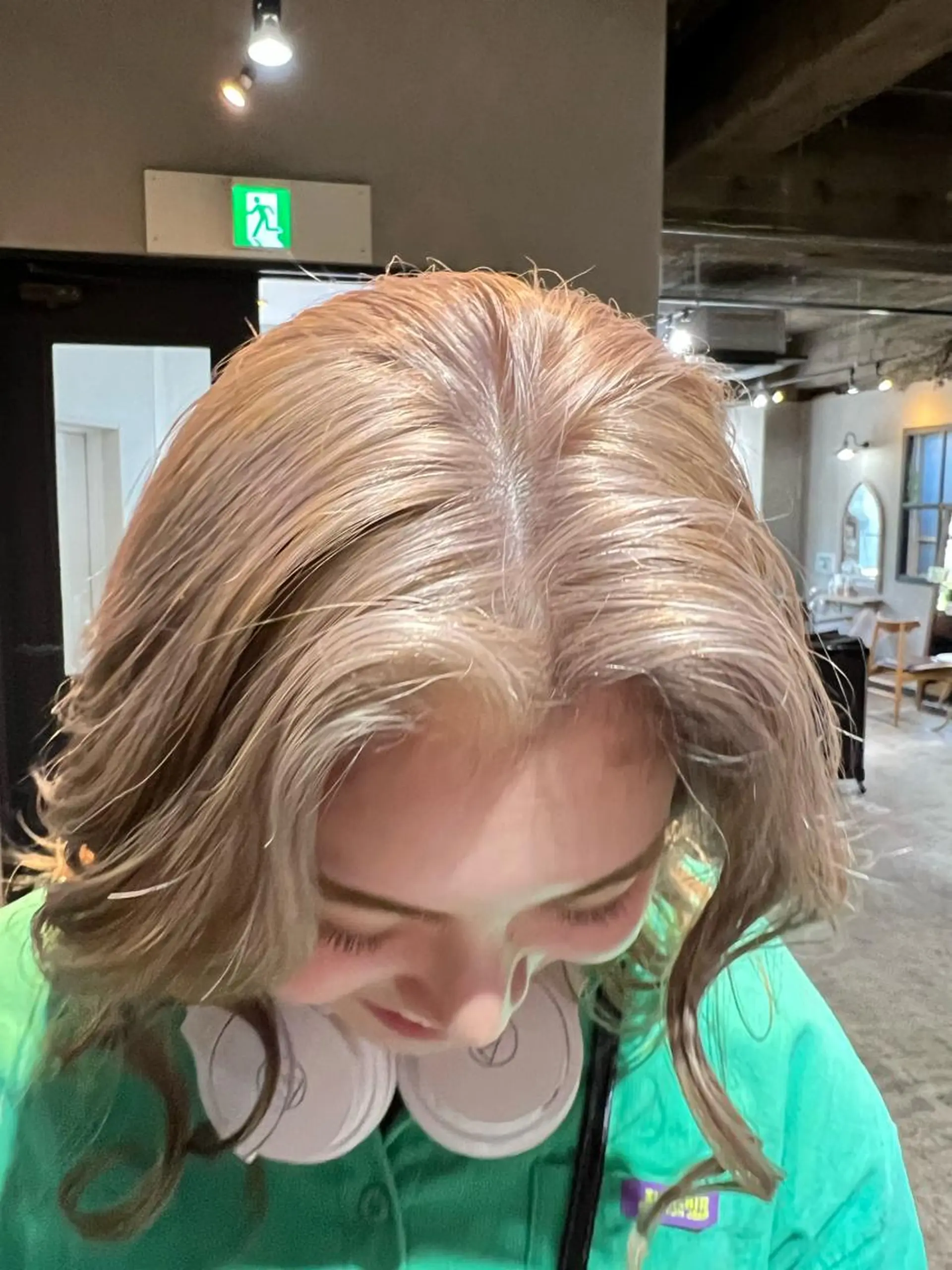 ミディアム カラー ブリーチ カット 縮毛矯正 ツキノキ ミナのヘアスタイル