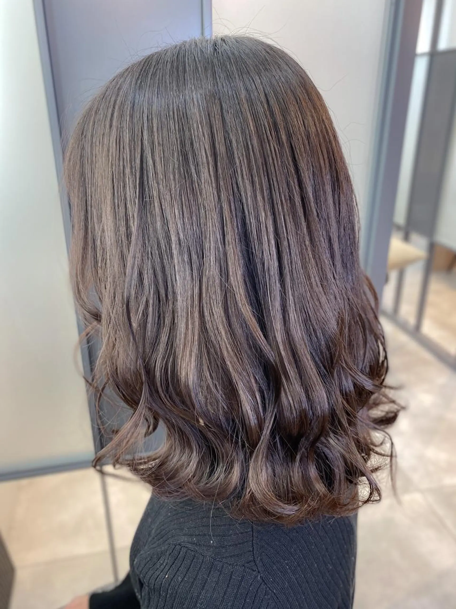 ミディアム カラー アッシュ アッシュグレー 【透明感、艶髪】西村 有司のヘアスタイル