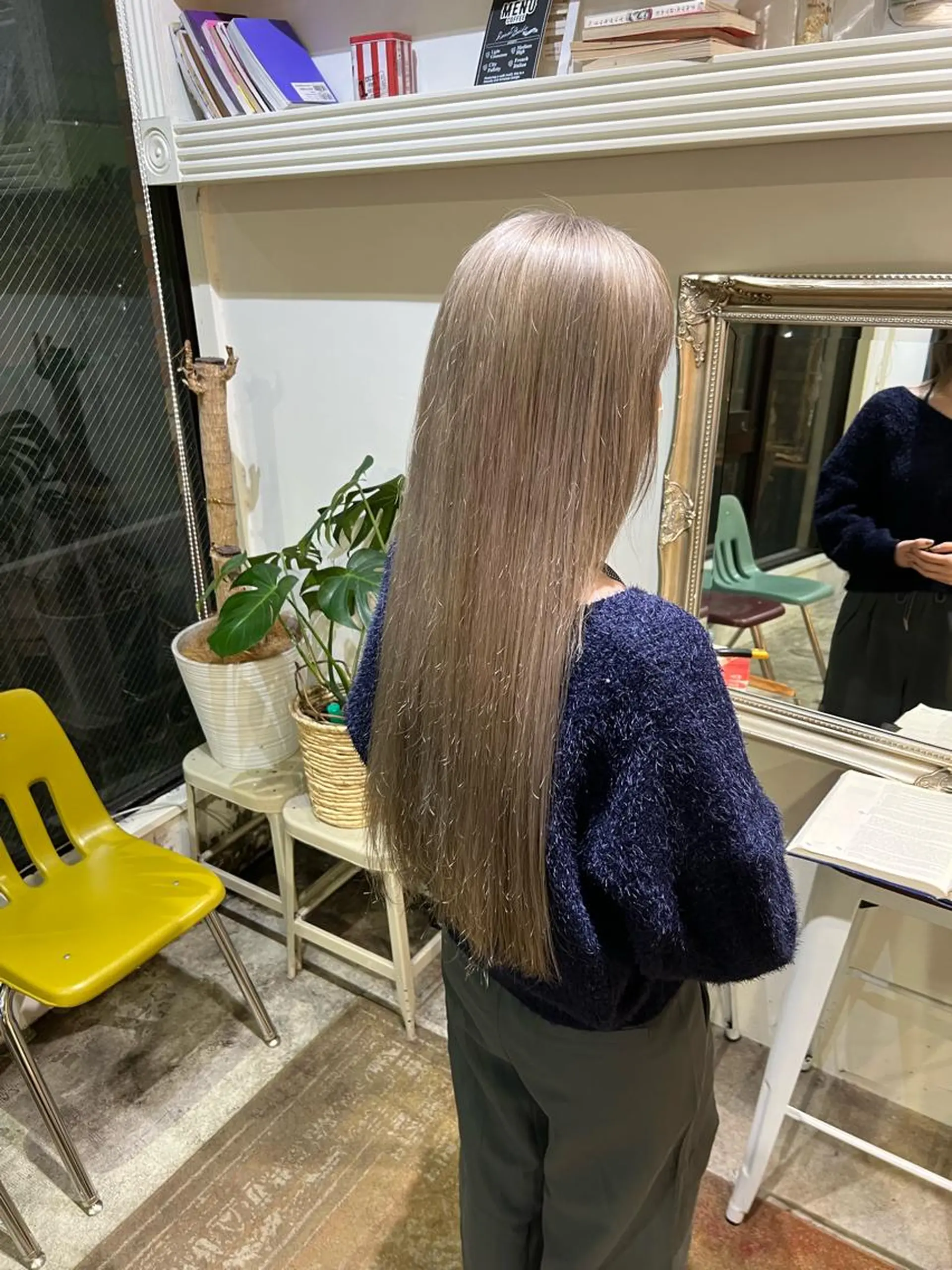 ロング カラー ベージュカラー ホワイトベージュ オカベ ショウマのヘアスタイル