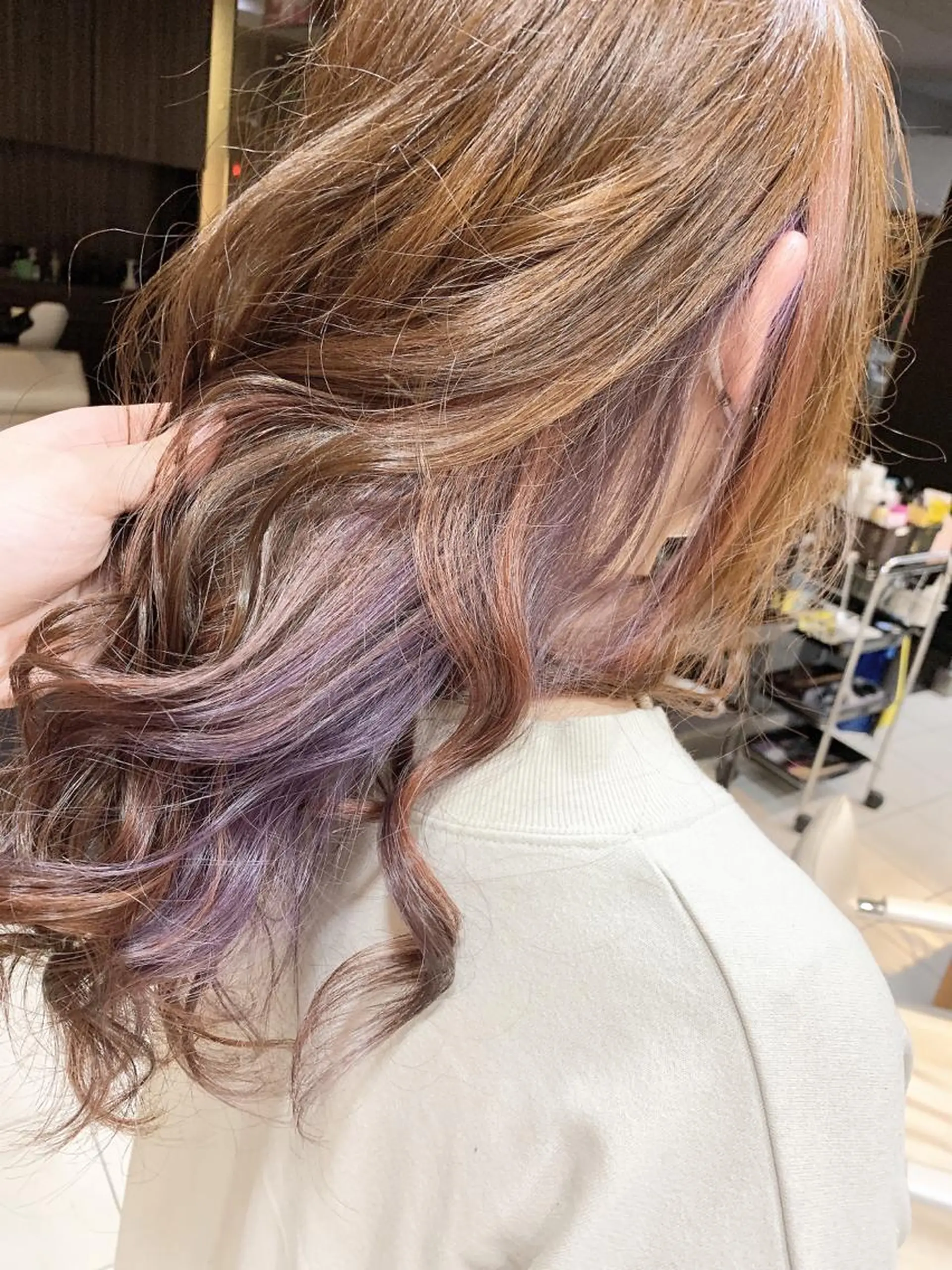 セミロング カラー パーマ ブリーチ 白髪ぼかしハイライト 柳川拓哉のヘアスタイル