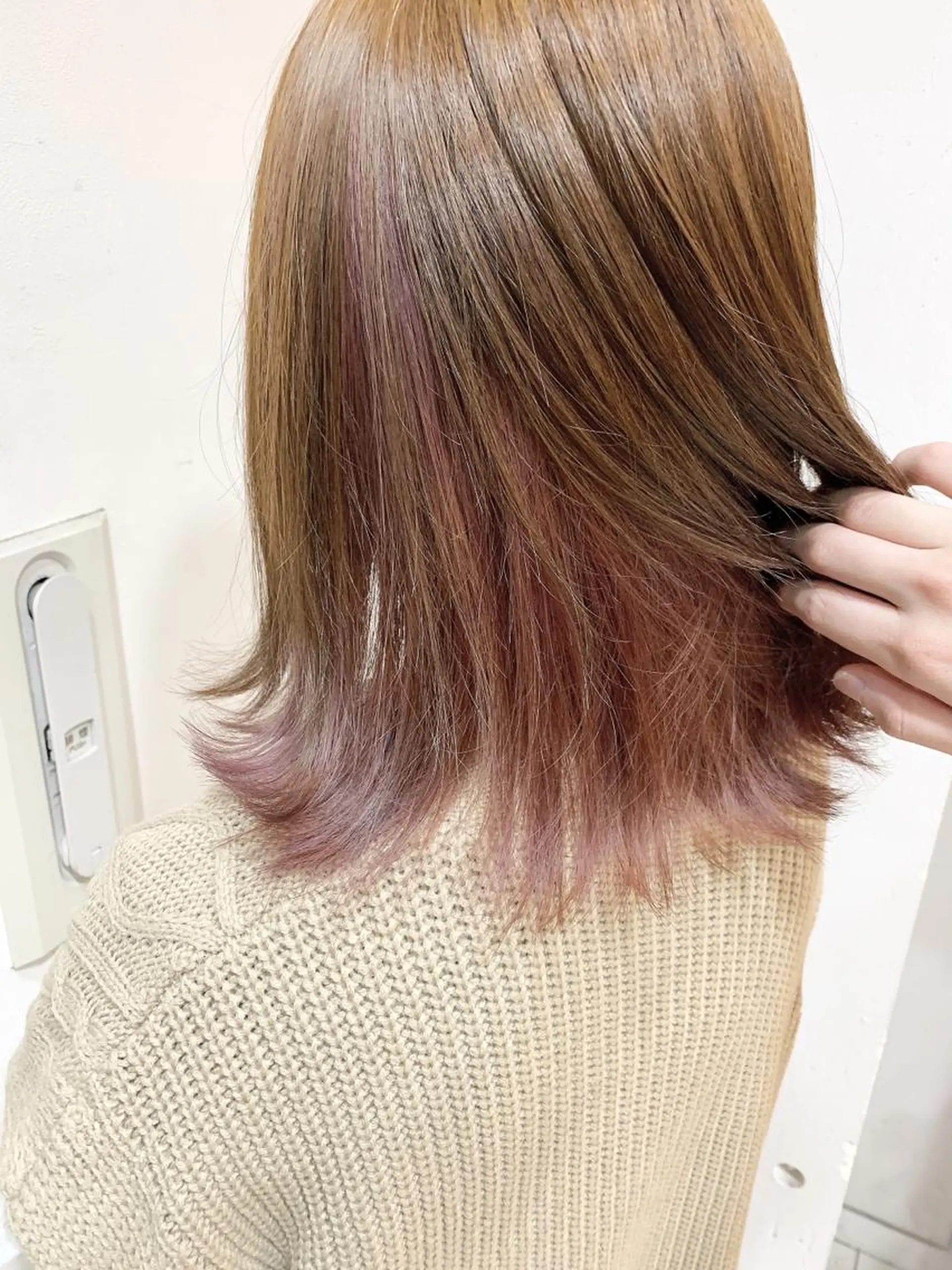 ミディアム カラー パーマ インナーカラー ピンクカラー バイオレットカラー 白髪ぼかしハイライト 柳川拓哉のヘアスタイル