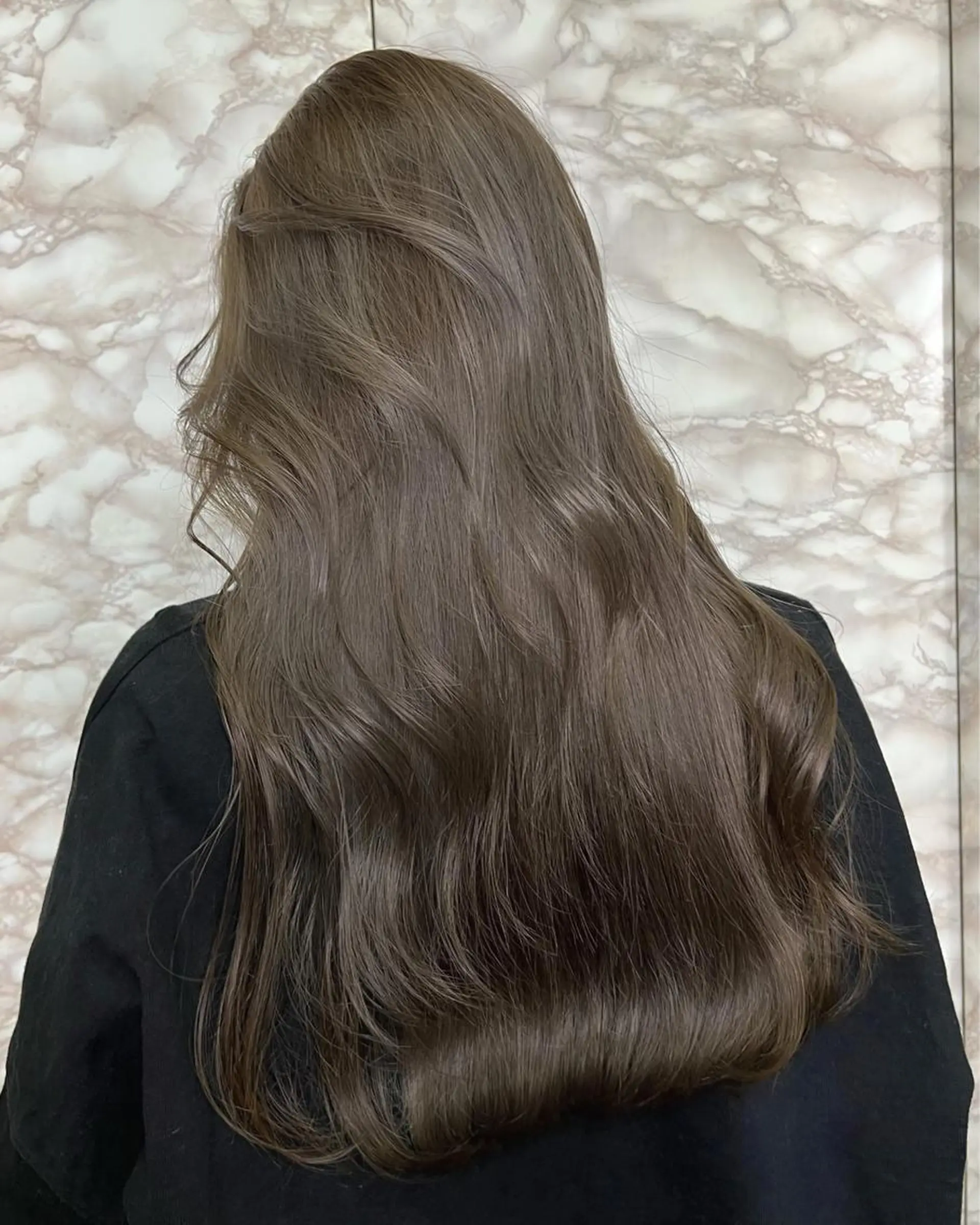 ミディアム カラー グレージュ ハイライトカラー ハイライト 🌟小顔レイヤー× 赤み消し透明感カラーのヘアスタイル