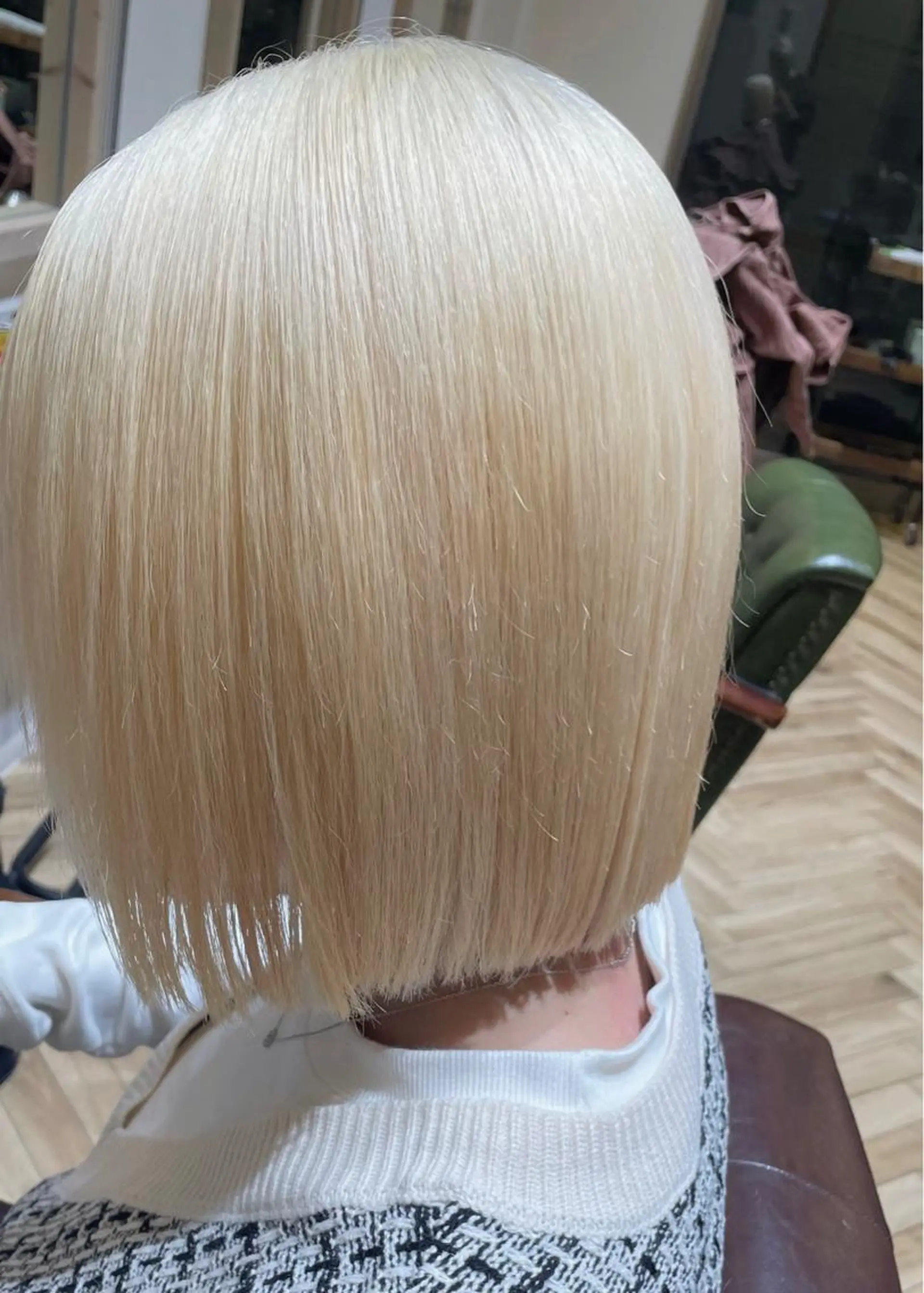 ショート カラー ブリーチ ブロンド ヘアカラー トリートメント 市川 澪のヘアスタイル