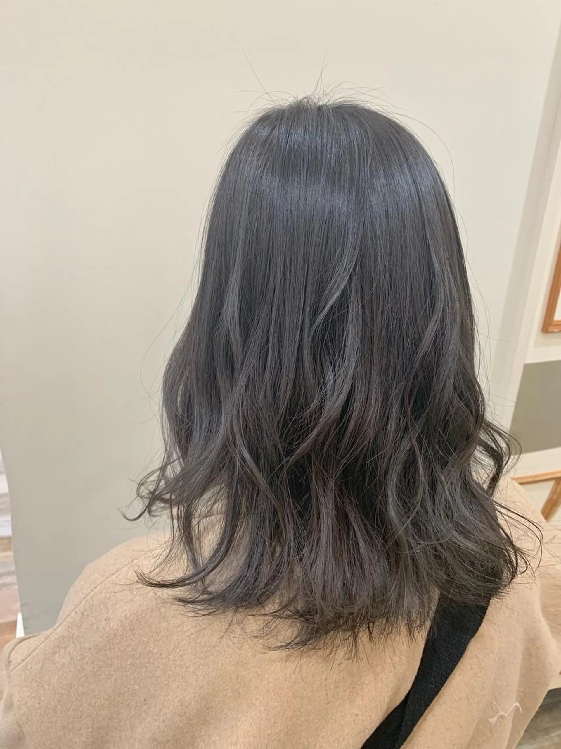 ミディアム カラー グレージュ ぱつっとボブ/ 小野あかねのヘアスタイル