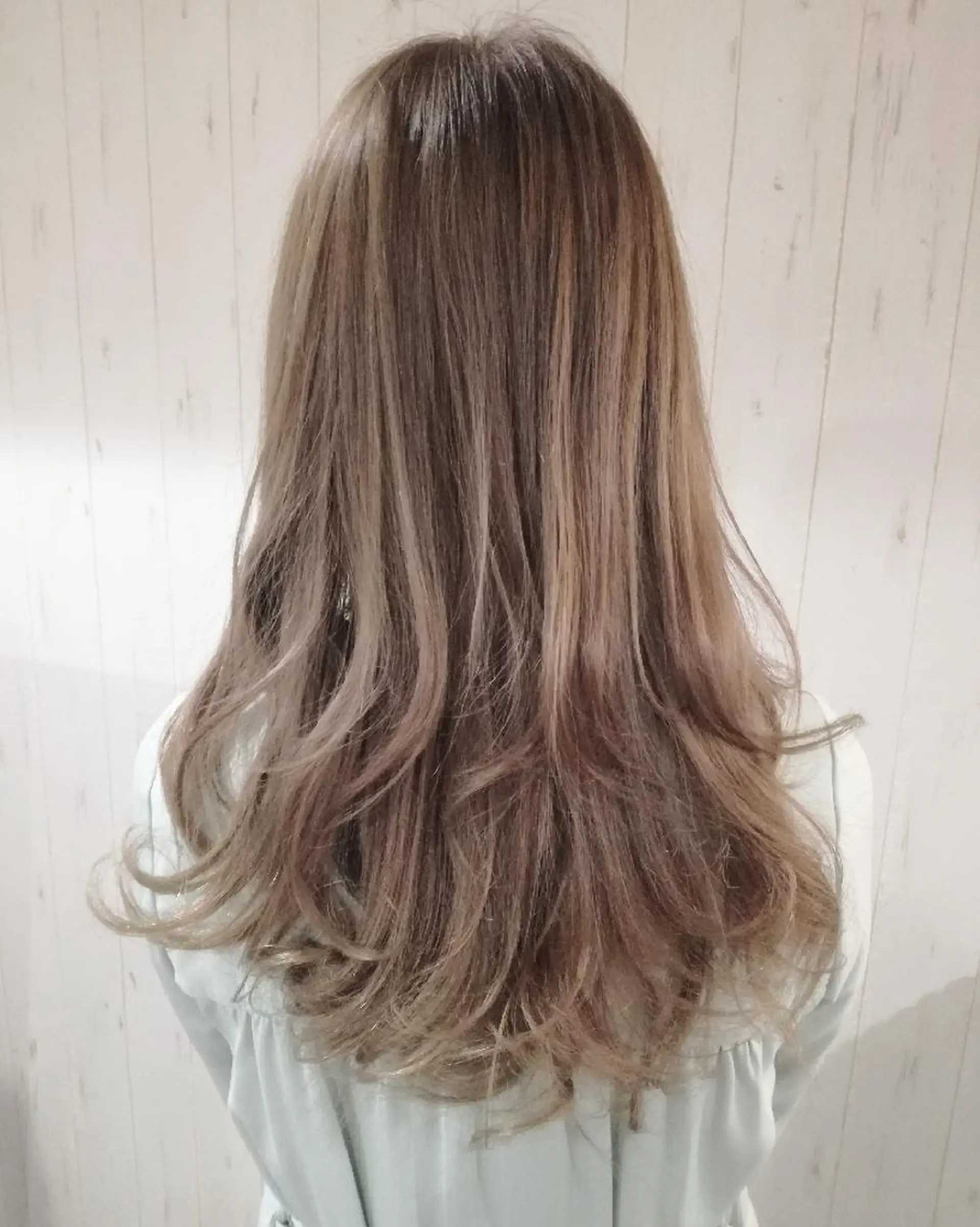 カラー ロング ベージュカラー ブリーチ ミルクティーベージュ 西川 敏夫のヘアスタイル