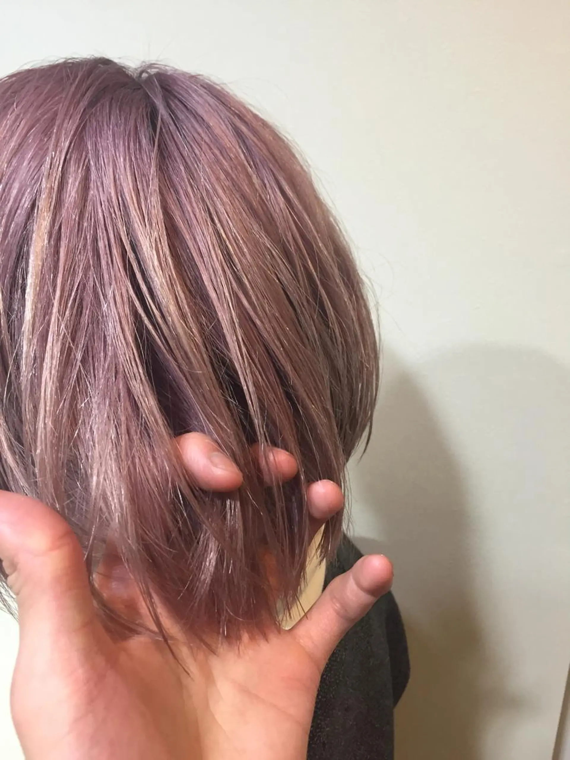 ショート カラー ブリーチ イルミナカラー ラベンダーカラー ラベンダーグレー ニシオカ タクヤのヘアスタイル