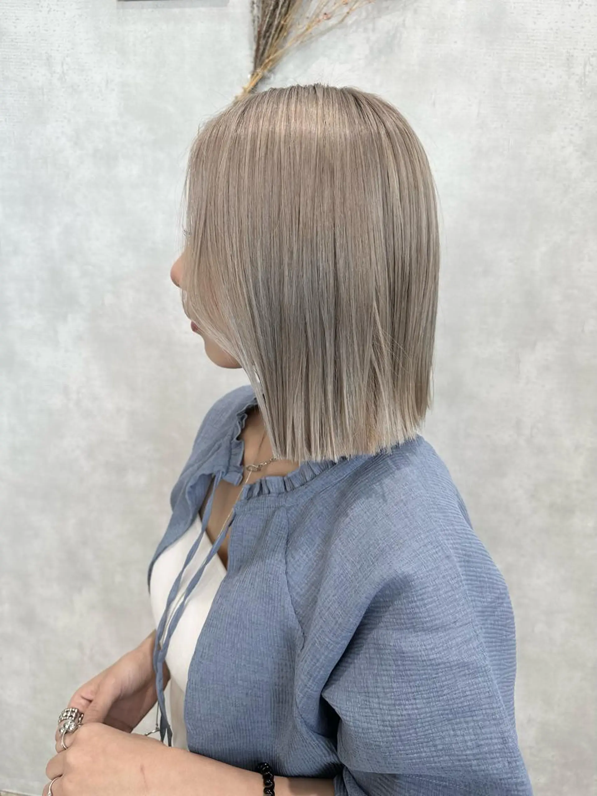 ミディアム カラー ブリーチ グレージュ ミルクティーグレージュ ヘアカラー ROSEL末吉 海渡のヘアスタイル