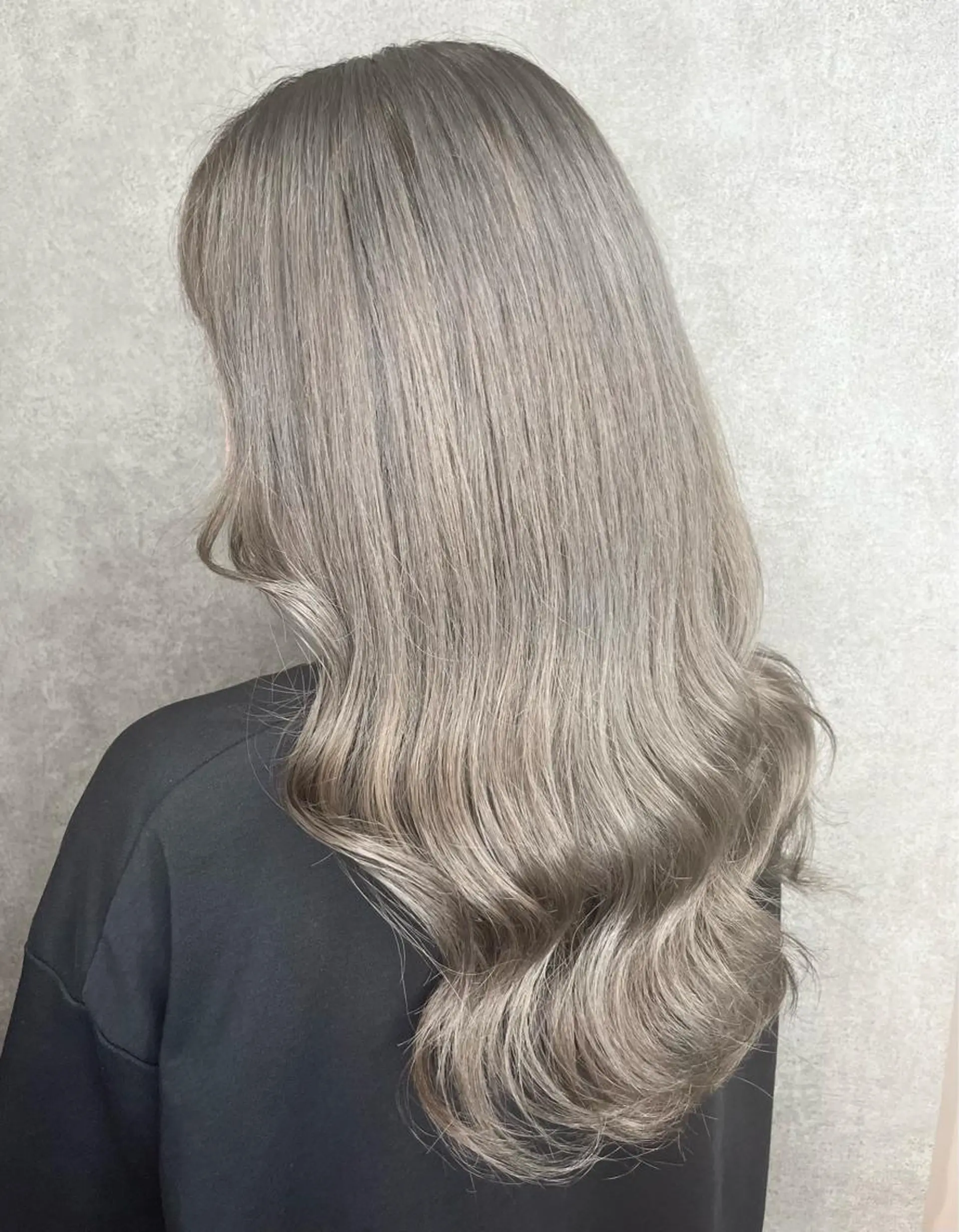 ロング カラー シルバー 山口 詩織のヘアスタイル