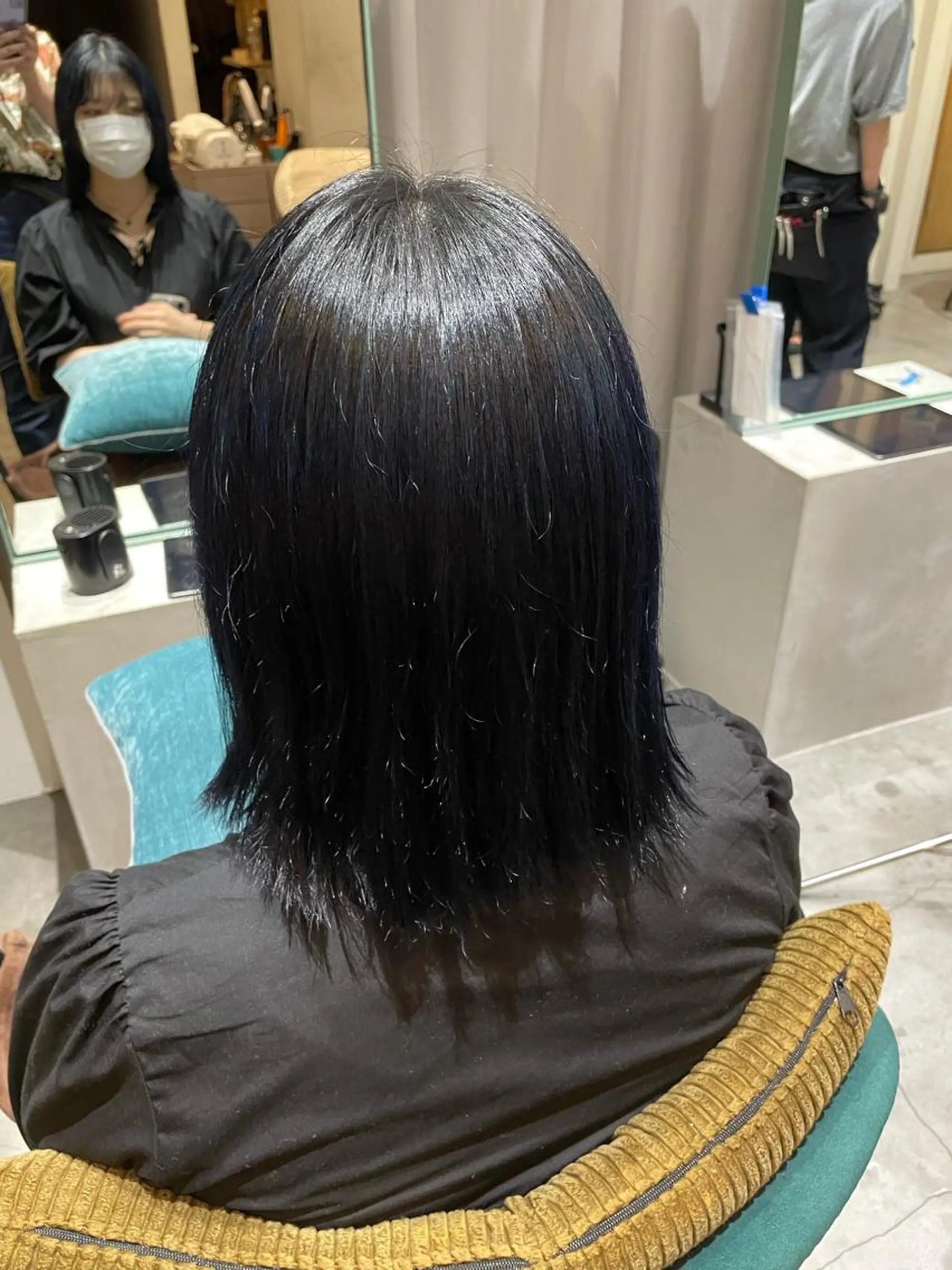 ミディアム カラー 黒髪 ブルーカラー ブルーブラック くびれミディアム/似 合わせ/鎌倉/edAのヘアスタイル