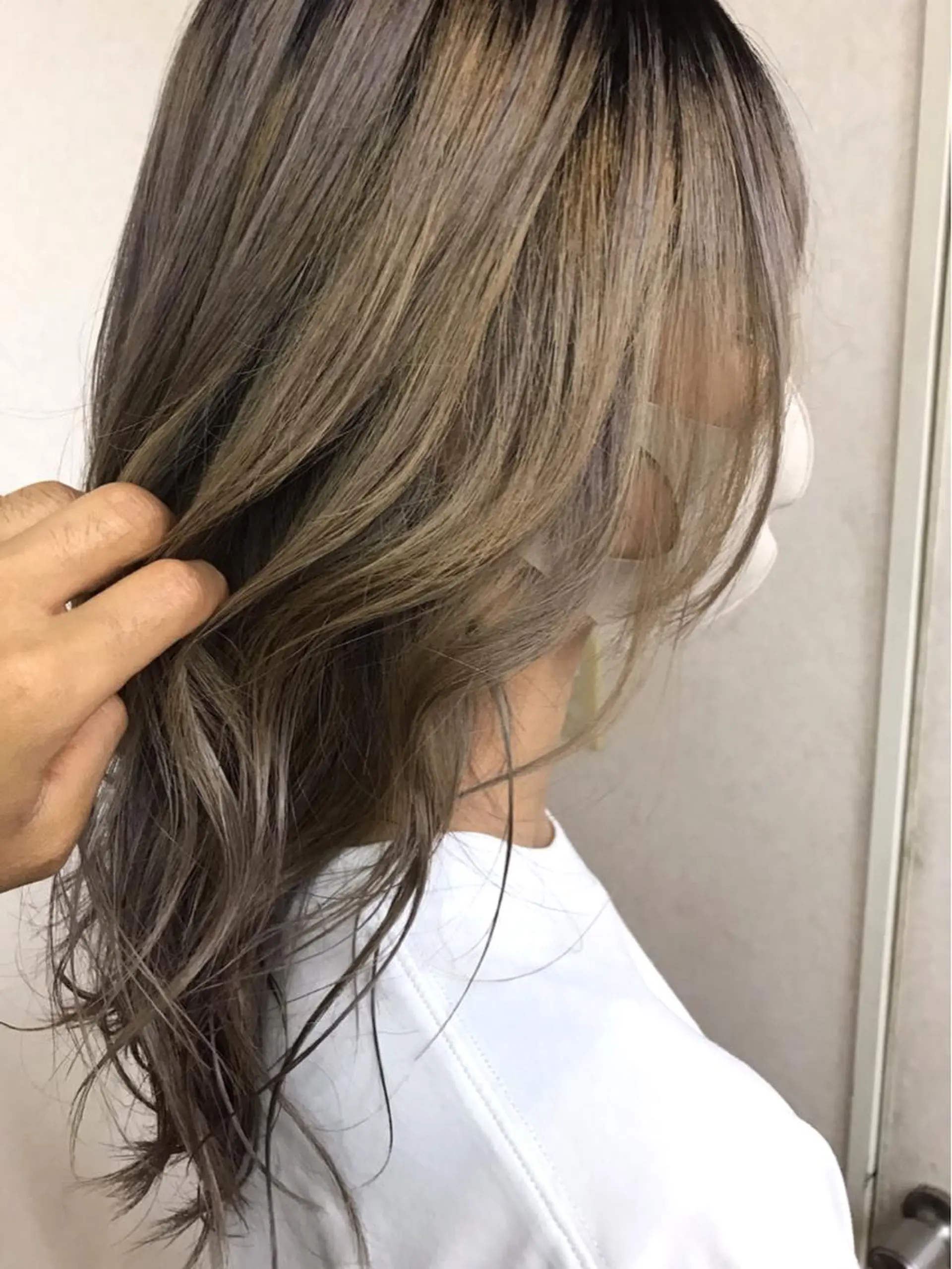 ロング カラー ヘアアレンジ ブリーチ ダブルカラー グレージュ ミルクティーグレージュ ヘアカラー トリートメント 三輪 太一のヘアスタイル
