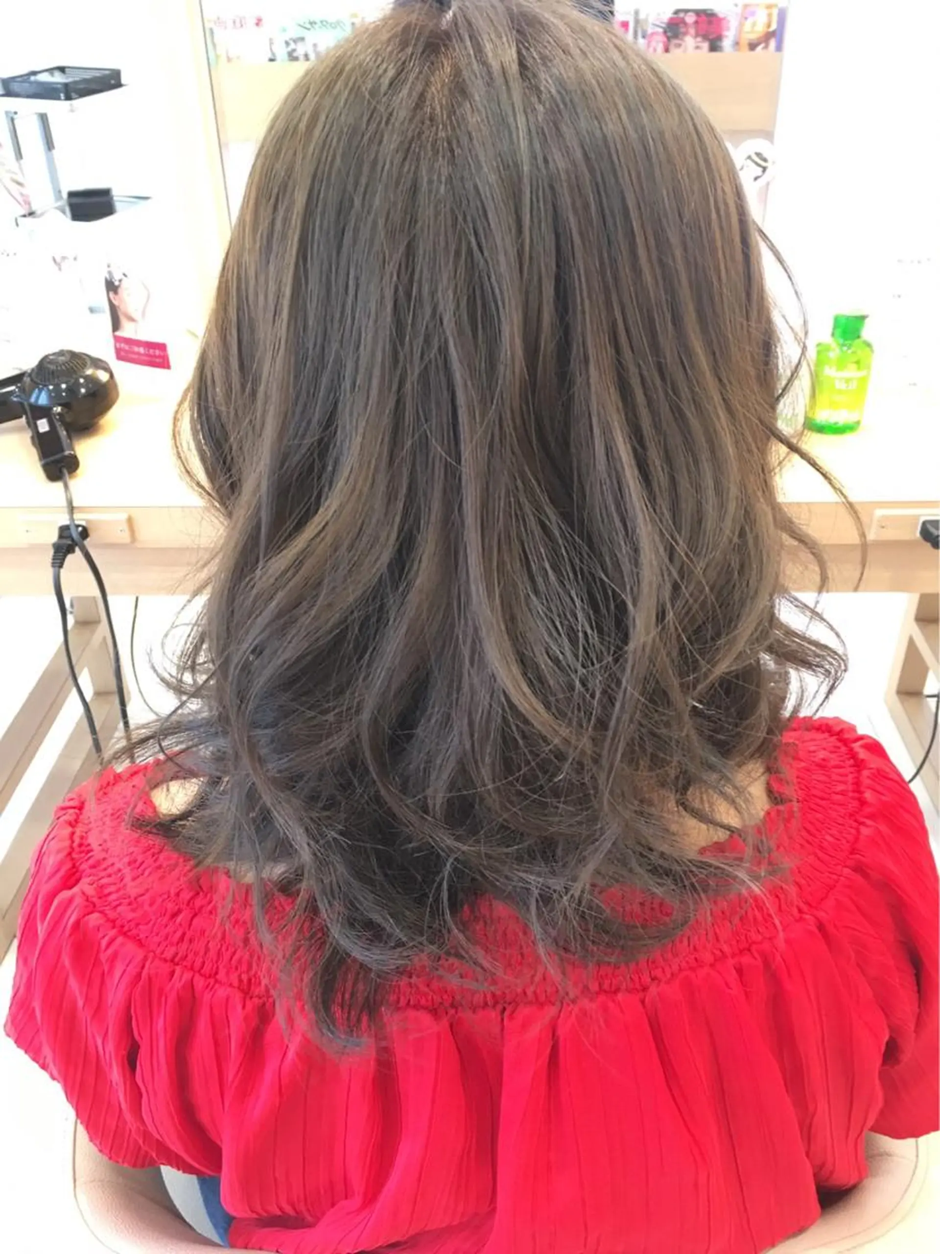 ミディアム カラー ブリーチ グレージュ 小田原NO1 美容師 飯田飛翔のヘアスタイル