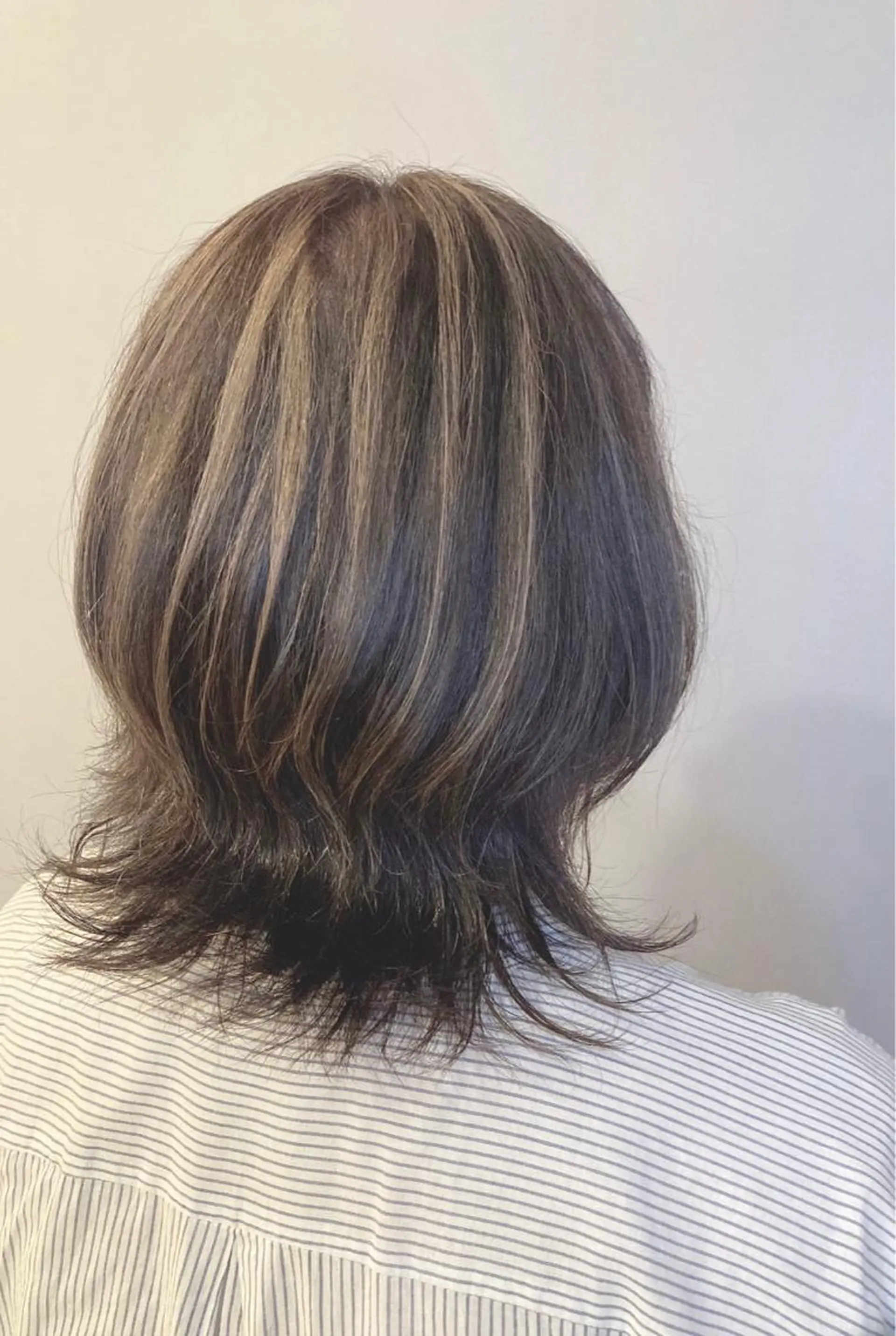 ミディアム カラー 宮原 佳苗のヘアスタイル