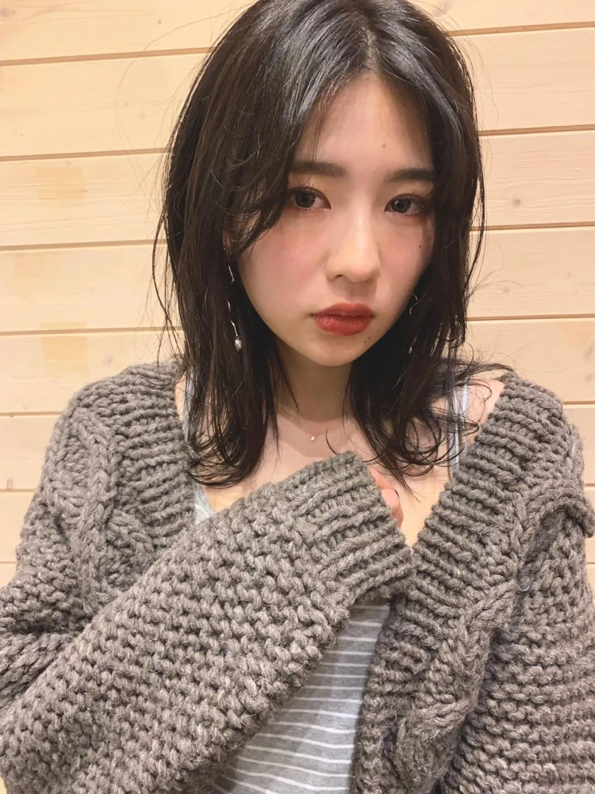 セミロング カラー パーマ 外ハネヘア 安達 俊亮のヘアスタイル