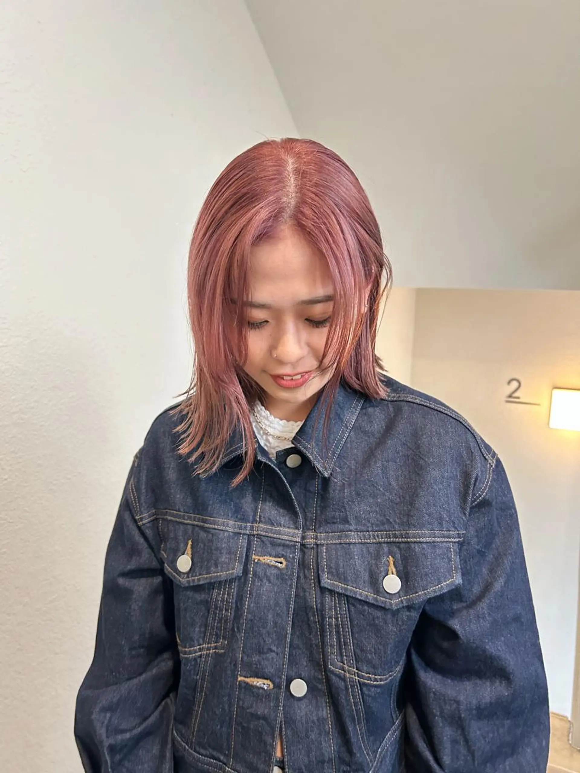 ミディアム カラー 薄暮 マツイ　レンのヘアスタイル