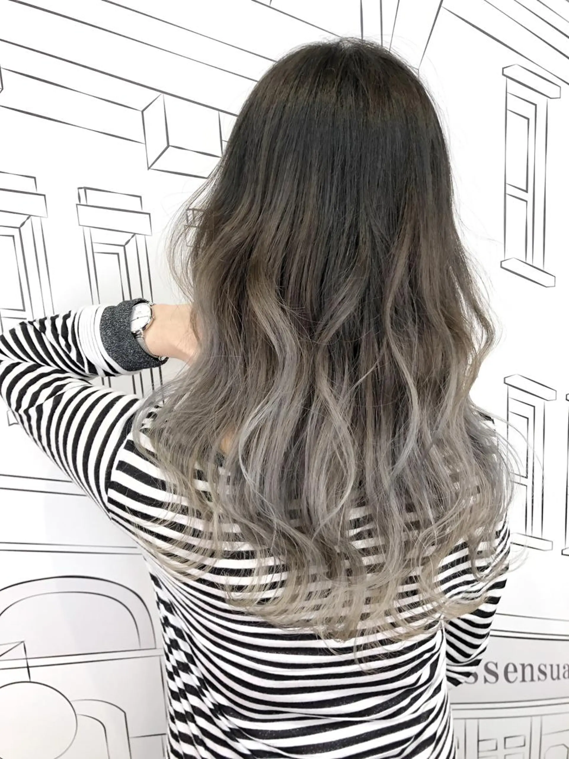 セミロング カラー グラデーションカラー シルバー レイヤー⭐️カラー ⭐️平川雅史のヘアスタイル