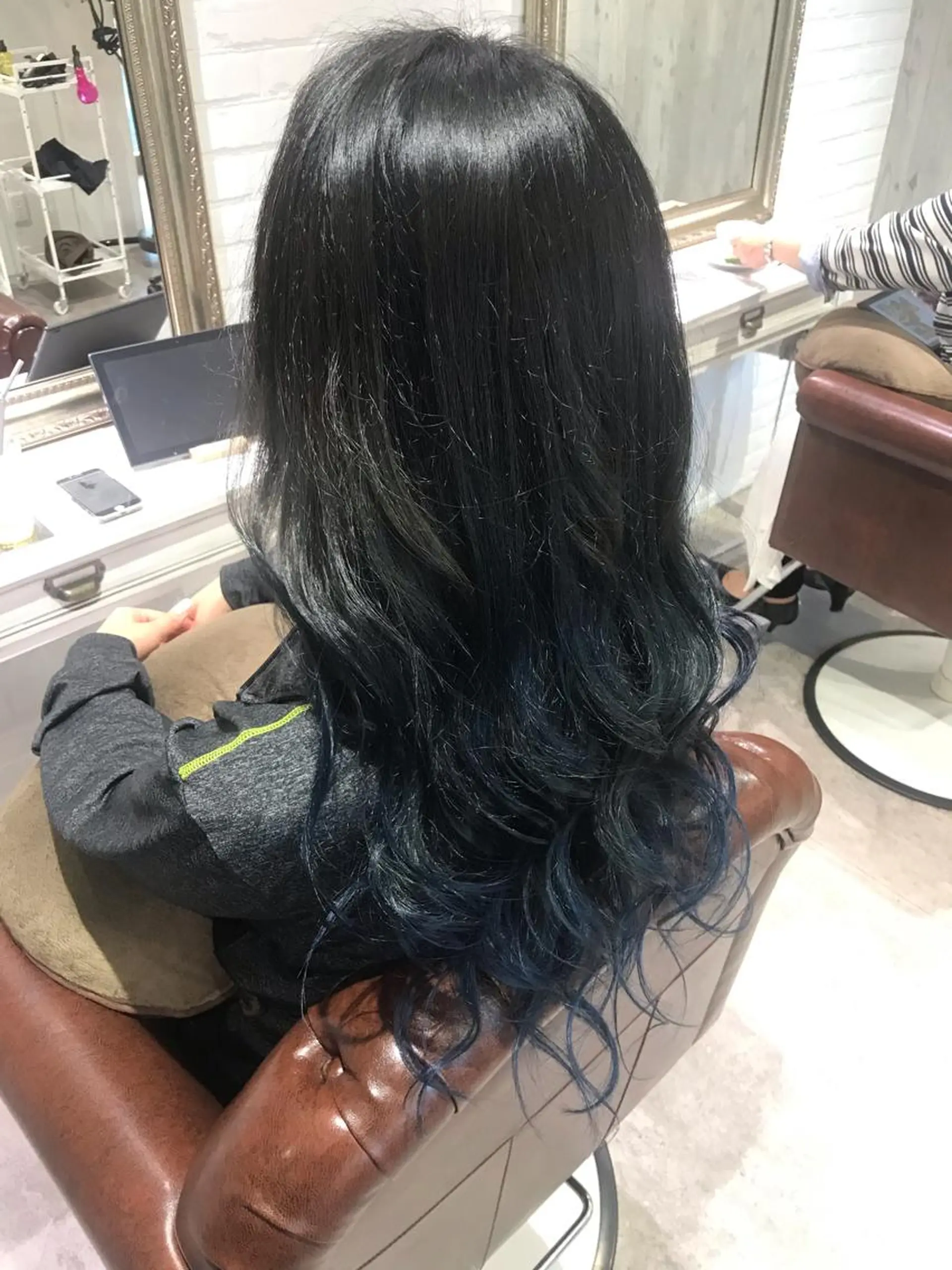 ロング カラー グラデーションカラー ネイビーカラー ロング カット ヘアカラー トリートメント Renatus店長 金子裕美のヘアスタイル