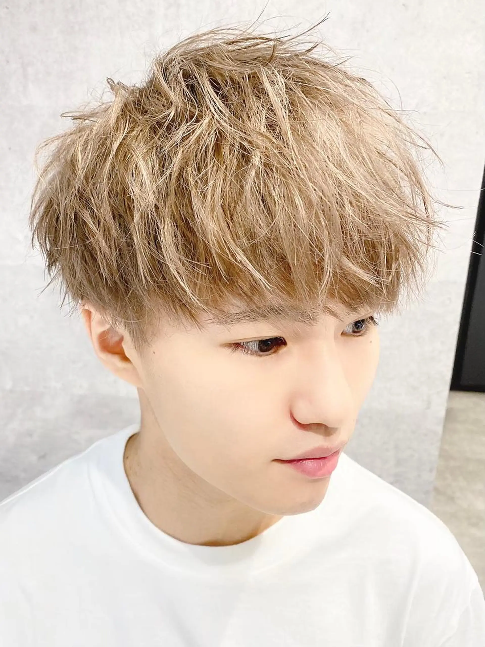 メンズ メンズバレイヤージュ メンズブリーチ センターパート メンズハイライト メンズインナーカラー カット ヘアカラー ＿WHITE鳳店 アンダーバーホワイトのヘアスタイル