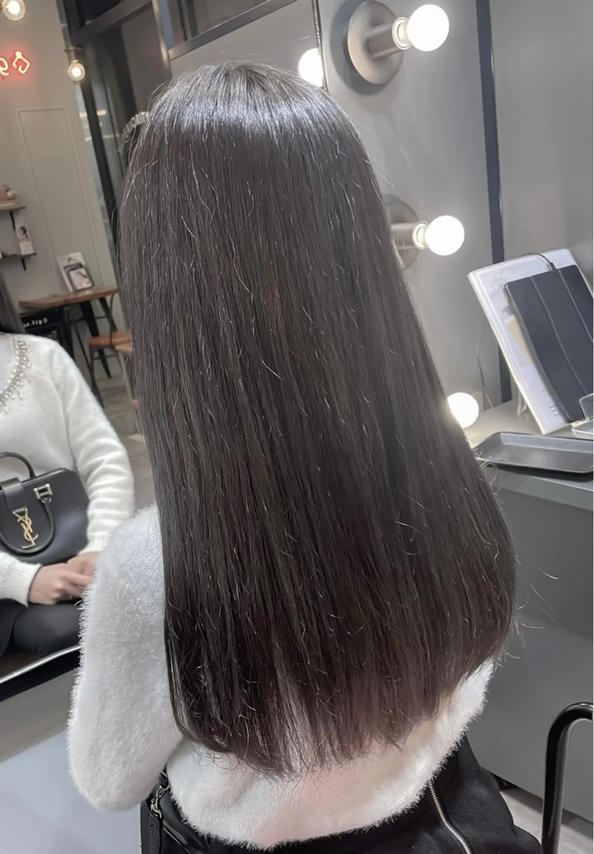 ロング カラー グレージュ シルバー シルバーグレージュ 【日韓風、レイヤー】 🤍ひらい なつきのヘアスタイル