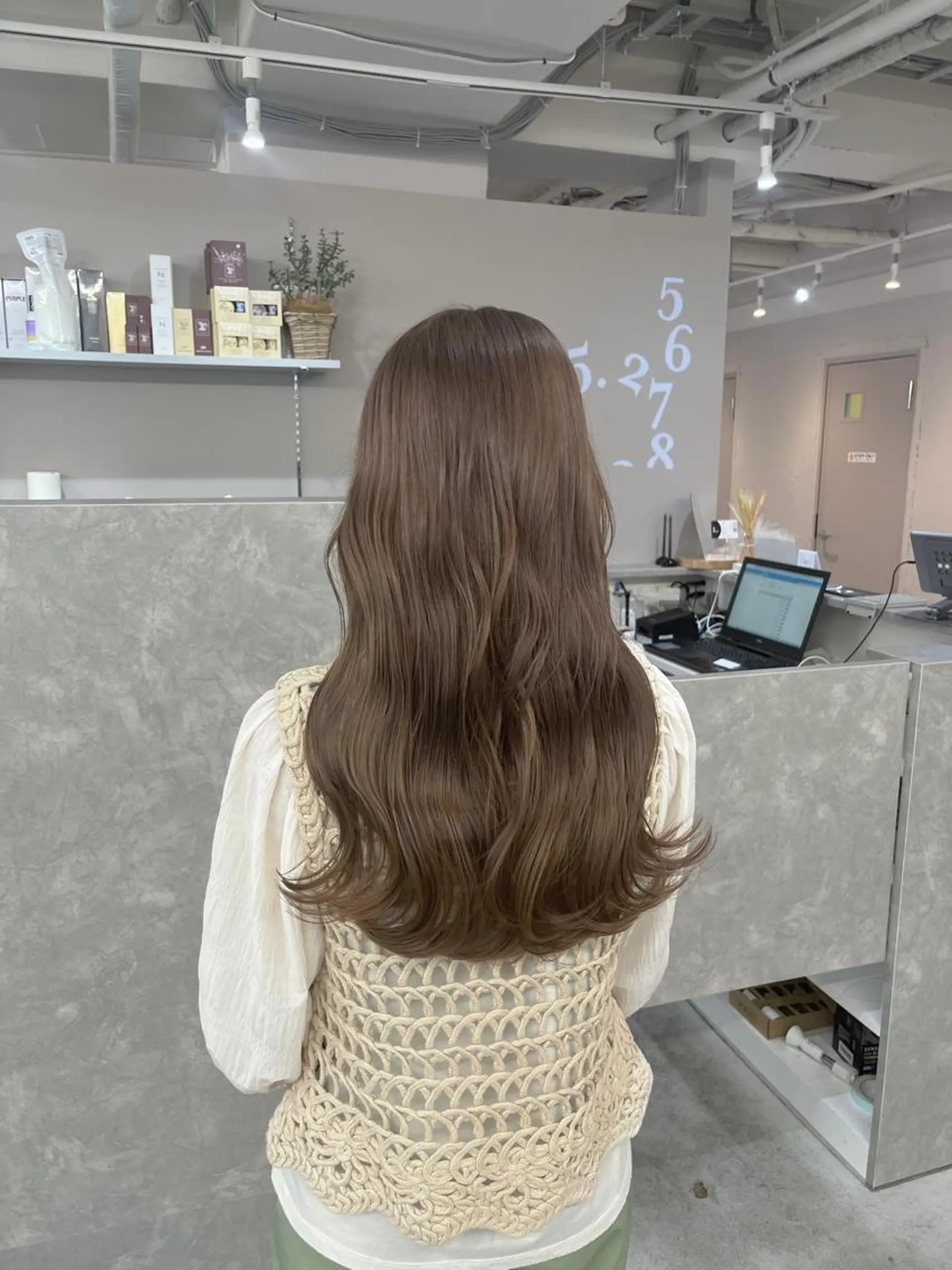 ロング カラー アッシュ ベージュカラー グレージュ/透け感 カラー/透明感カラーのヘアスタイル