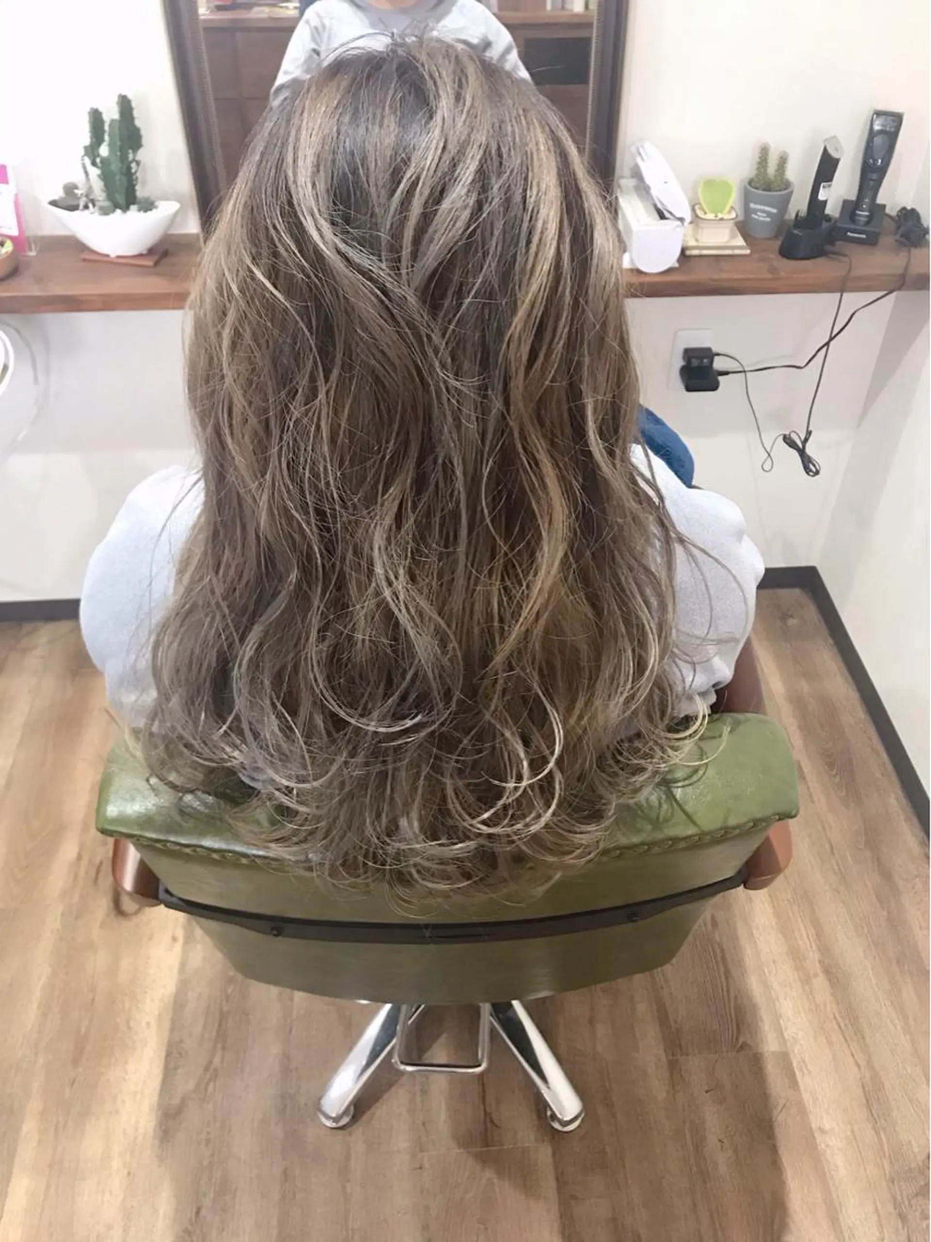 ロング カラー バレイヤージュ ベージュカラー レイヤーカット カット ヘアカラー トリートメント Rug Relief 吉田のヘアスタイル