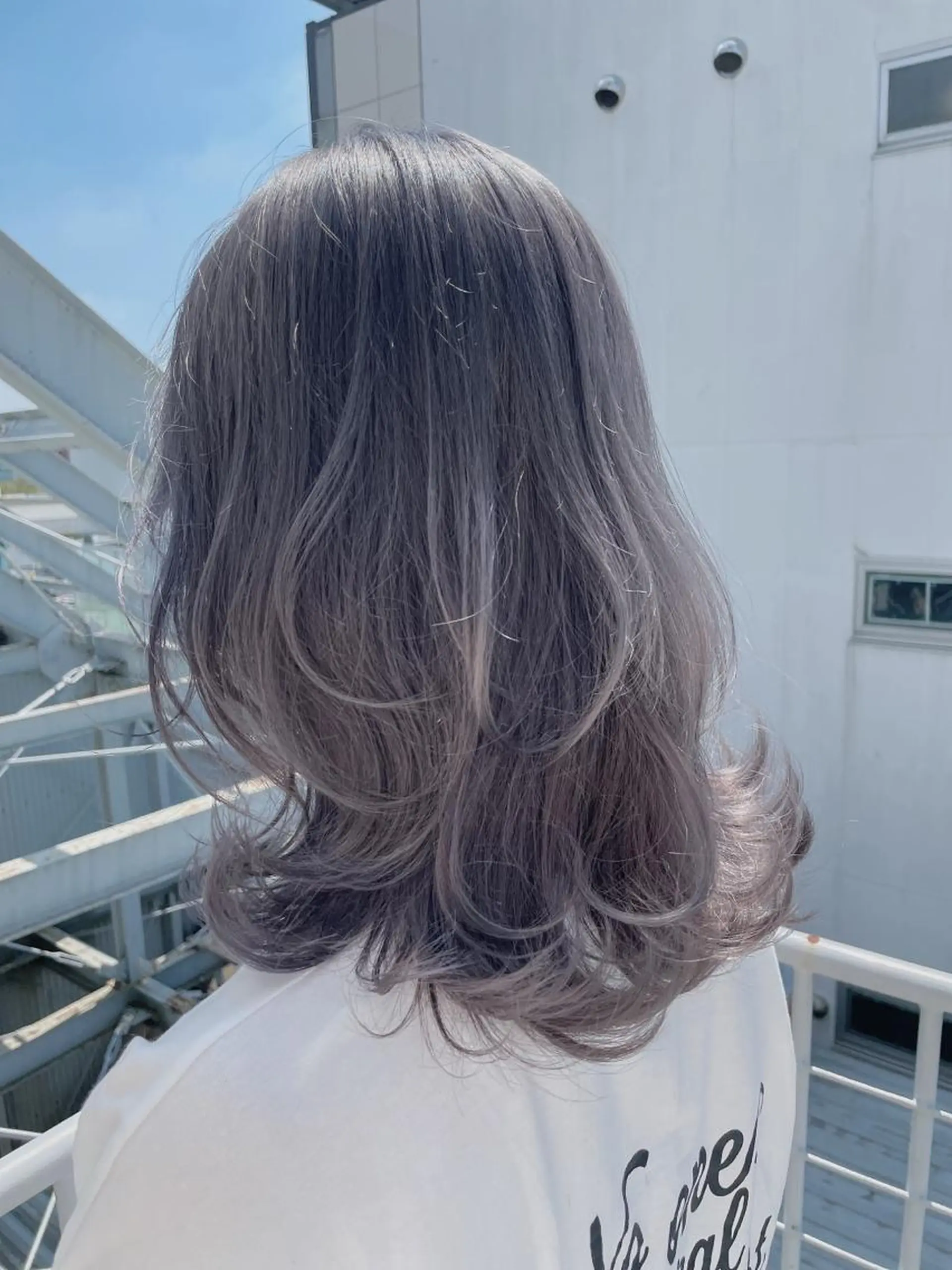 ミディアム カラー レイヤーカット 透明感カラーのヘアスタイル